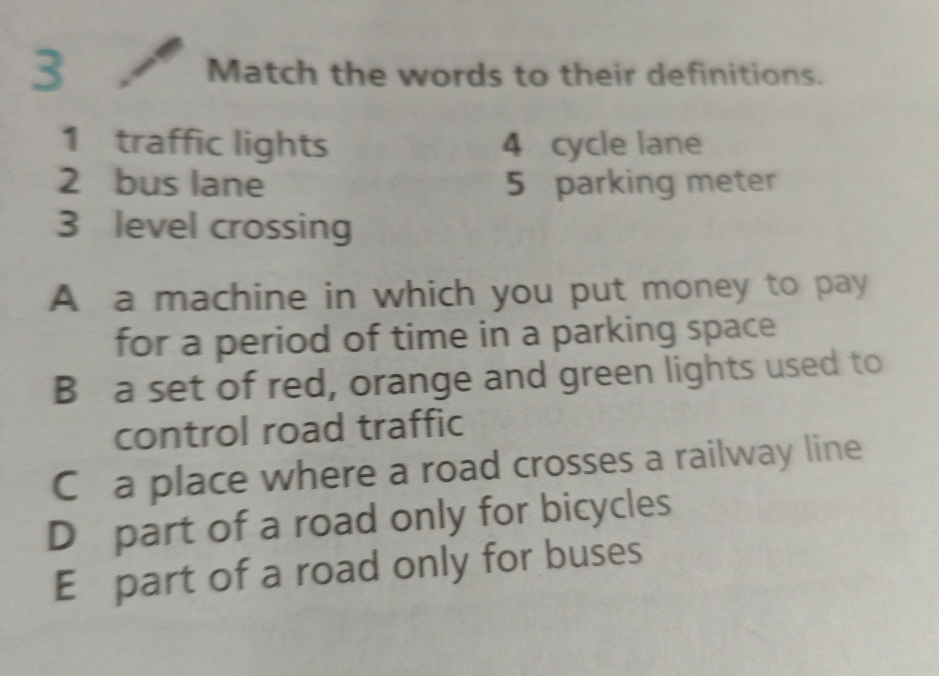 Фото задания: Match the words to their definitions. 1. traffic lights 2. bus lane 3. level crossing 4. cycle lane 5. parking meter A. a…