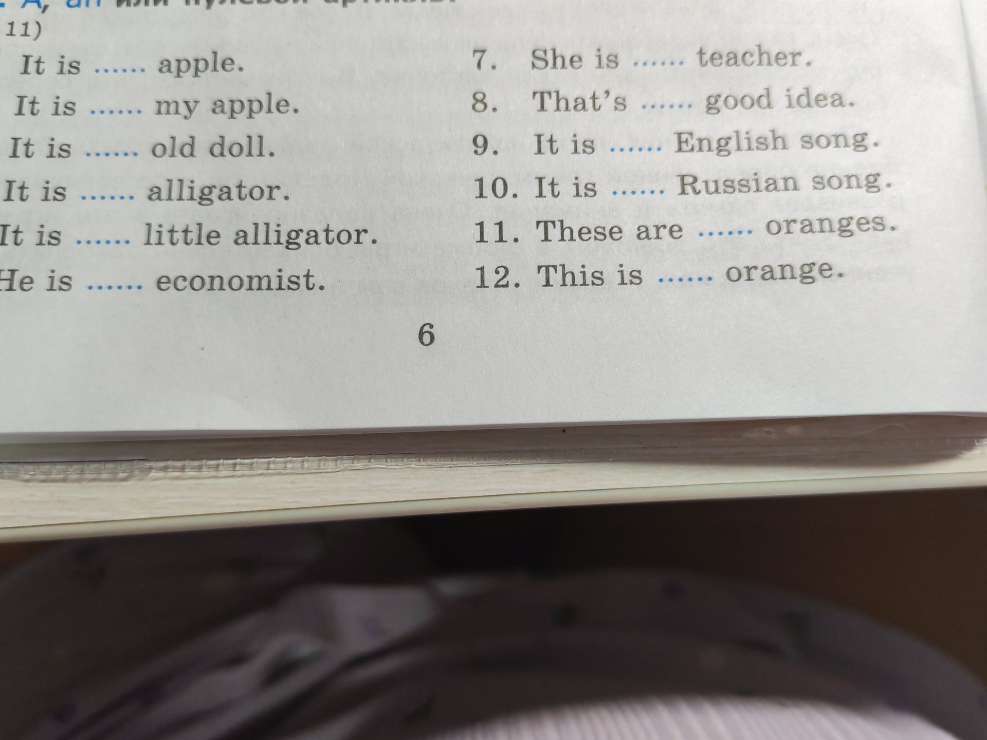 Фото задания: Вставьте артикли: 1. It is ...... apple. 2. It is ...... my apple. 3. It is ...... old doll. 4. It is ...... alligator. 5. It…