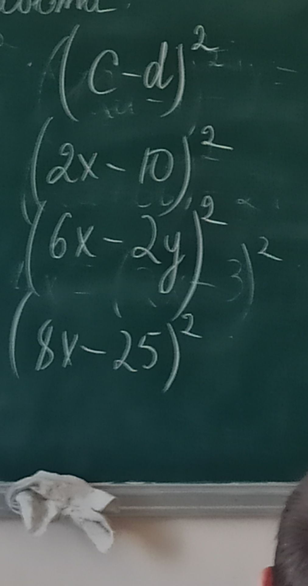 Фото задания: На изображении записаны выражения: \((C-d)^2\), \((2x-10)^2\), \((6x-2y)^2\), \((8x-25)^2\). Явное условие задания…