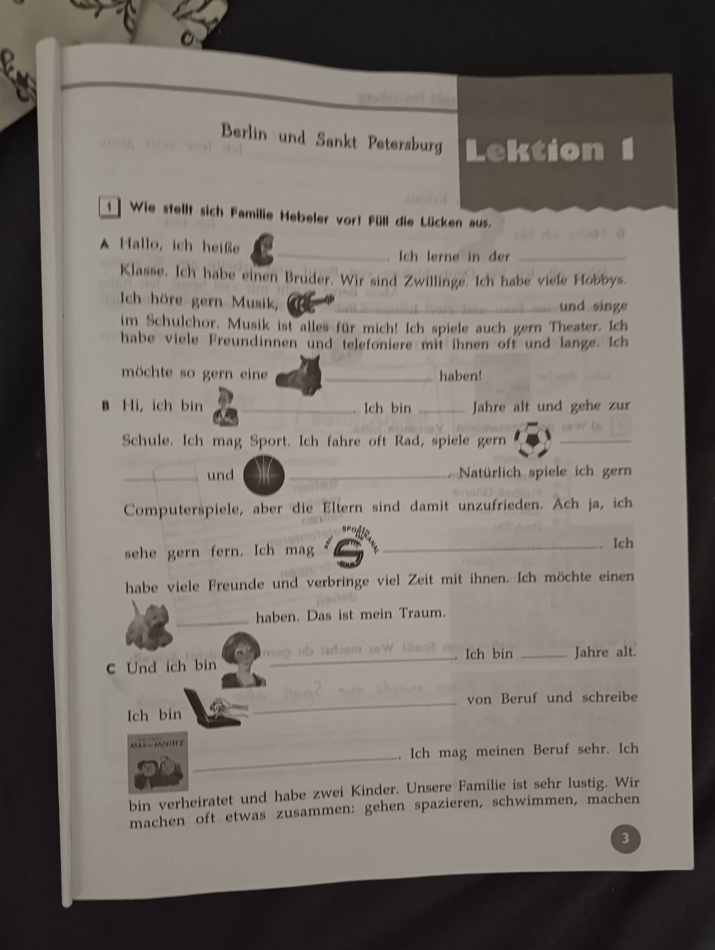 Фото задания: 1. Wie stellt sich Familie Hiebeler vor? Füll die Lücken aus. A: Hallo, ich heiße ________. Ich lerne in der ________ Klasse,…