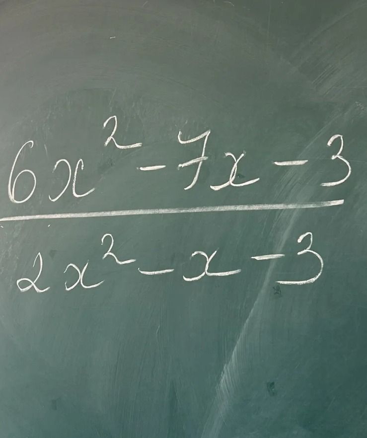 Фото задания: Упростить дробь \(\frac{6x^2-7x-3}{2x^2-x-3}\).