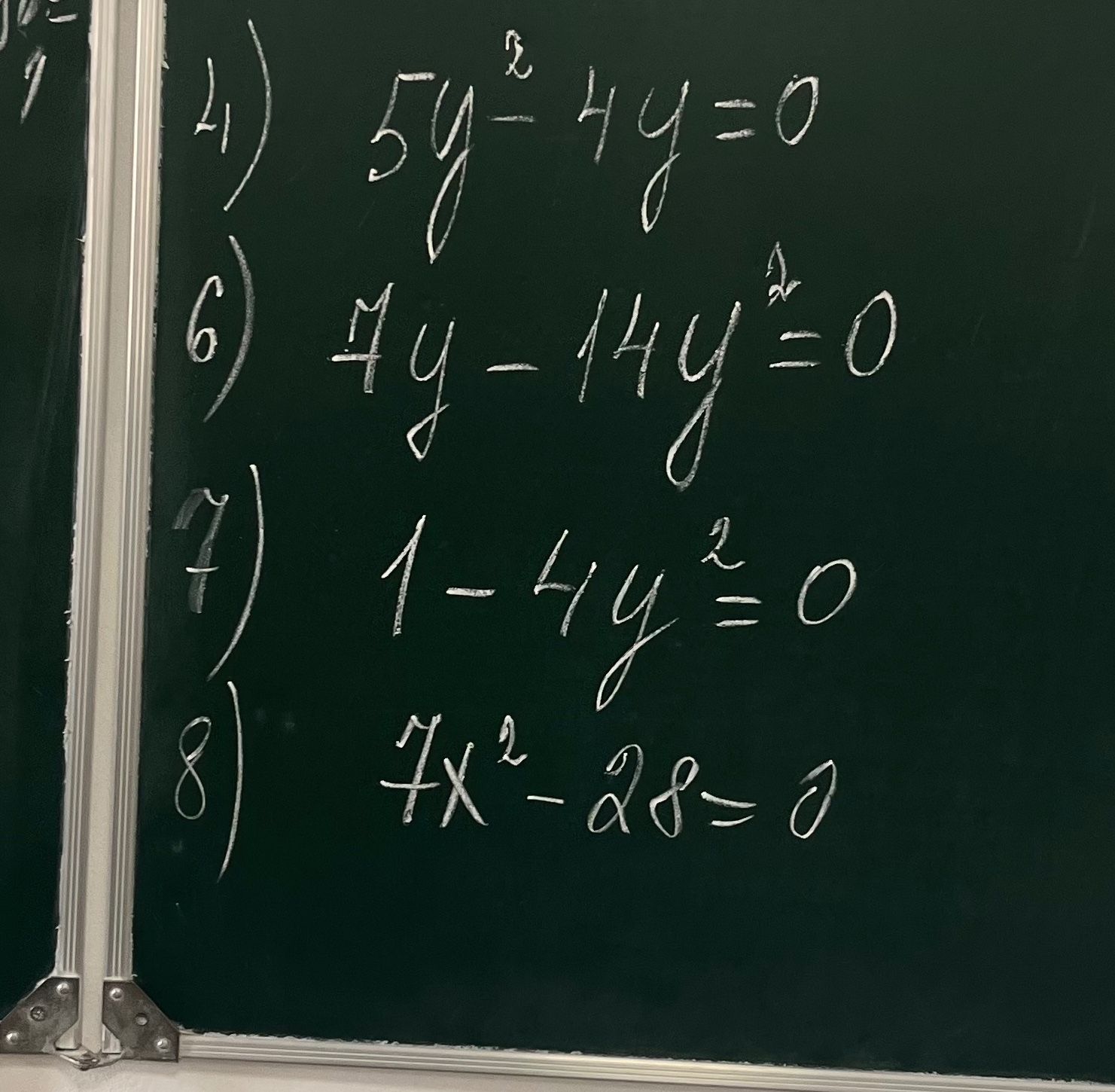 Фото задания: 5) \(3y^2-4y=0\)