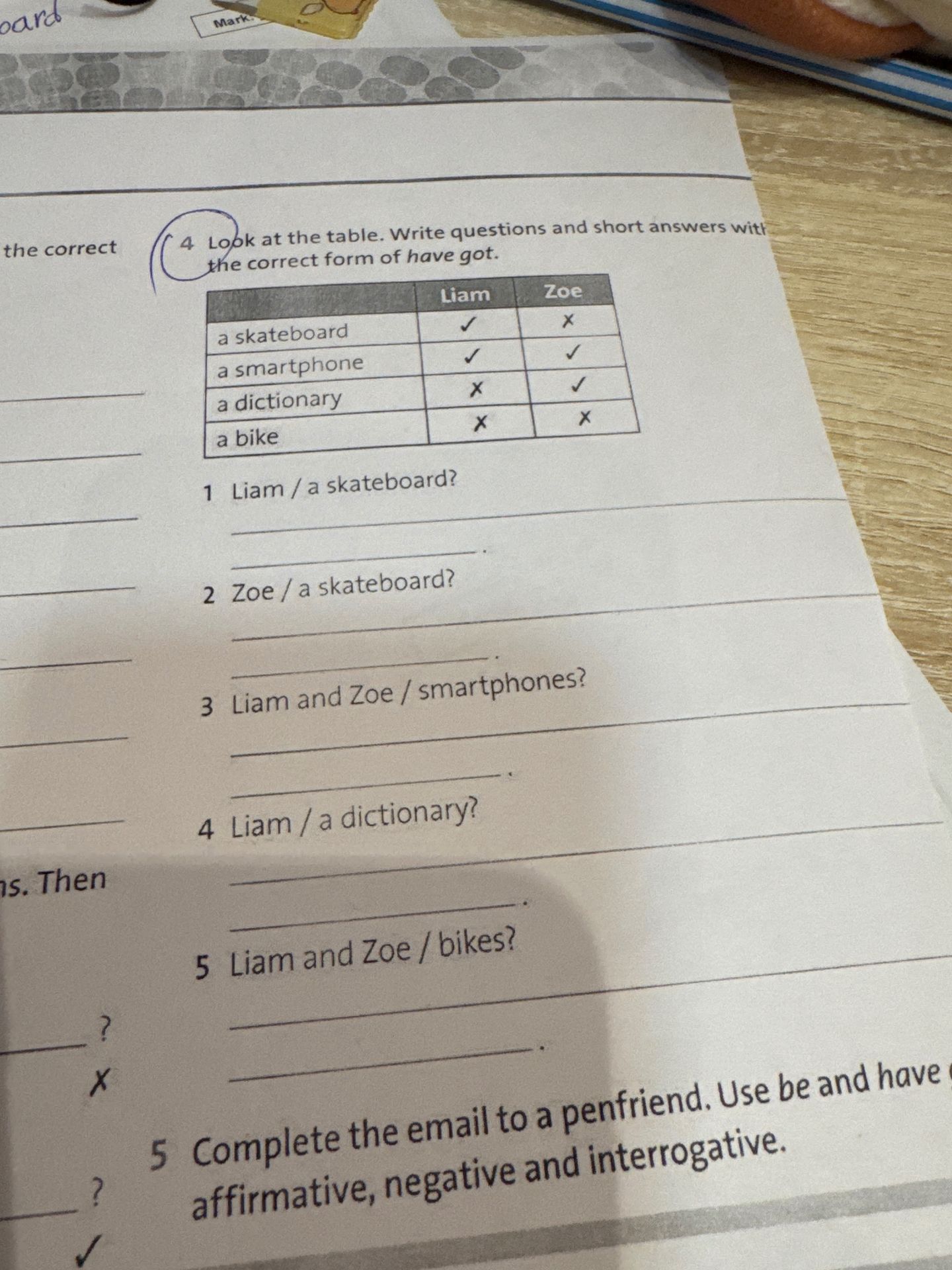 Фото задания: 4. Look at the table. Write questions and short answers with the correct form of have got. 1) Liam / a skateboard? 2) Zoe / a…