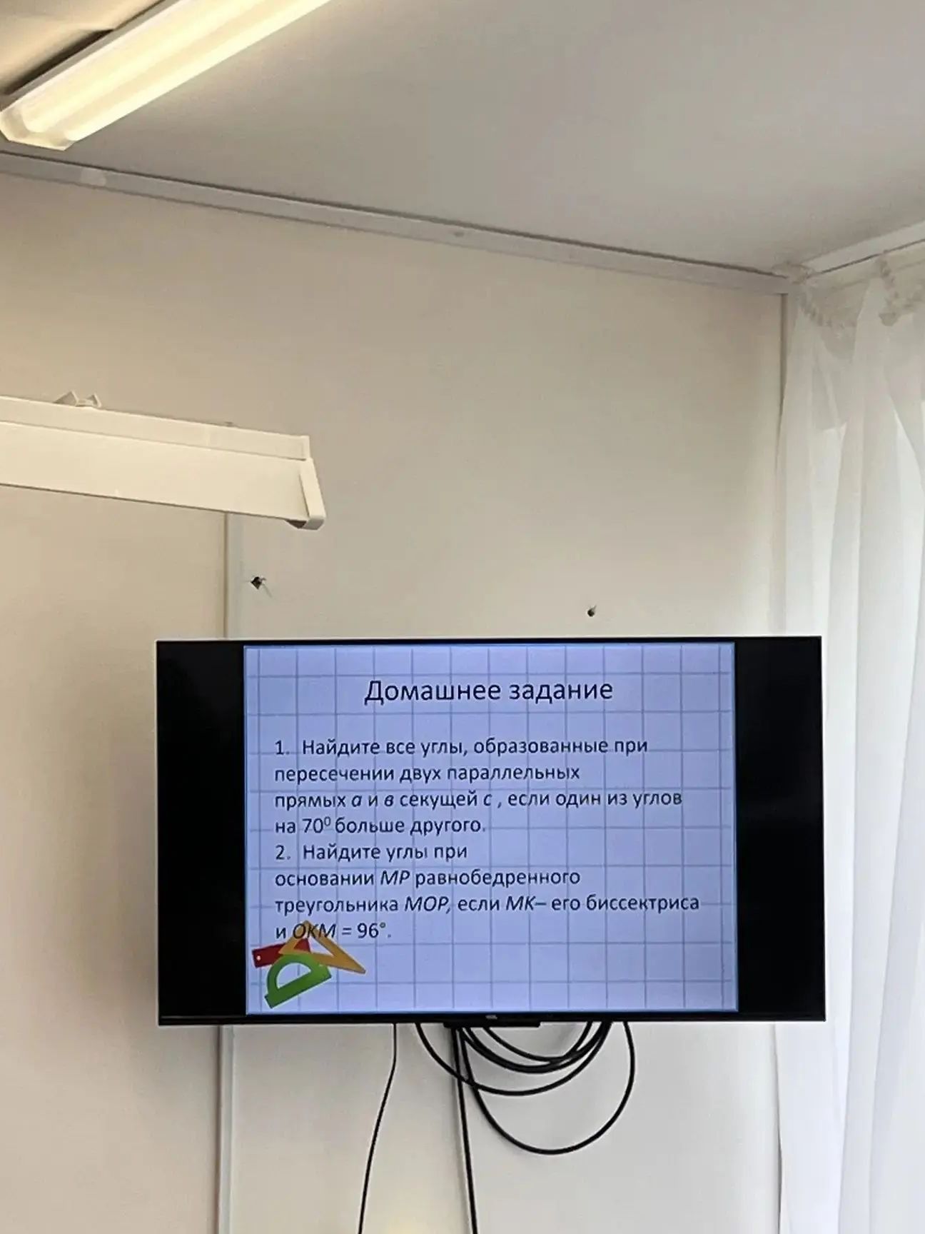 Фото задания: 1. Найдите все углы, образованные при пересечении двух параллельных прямых a и b секущей c, если один из углов на 70°…