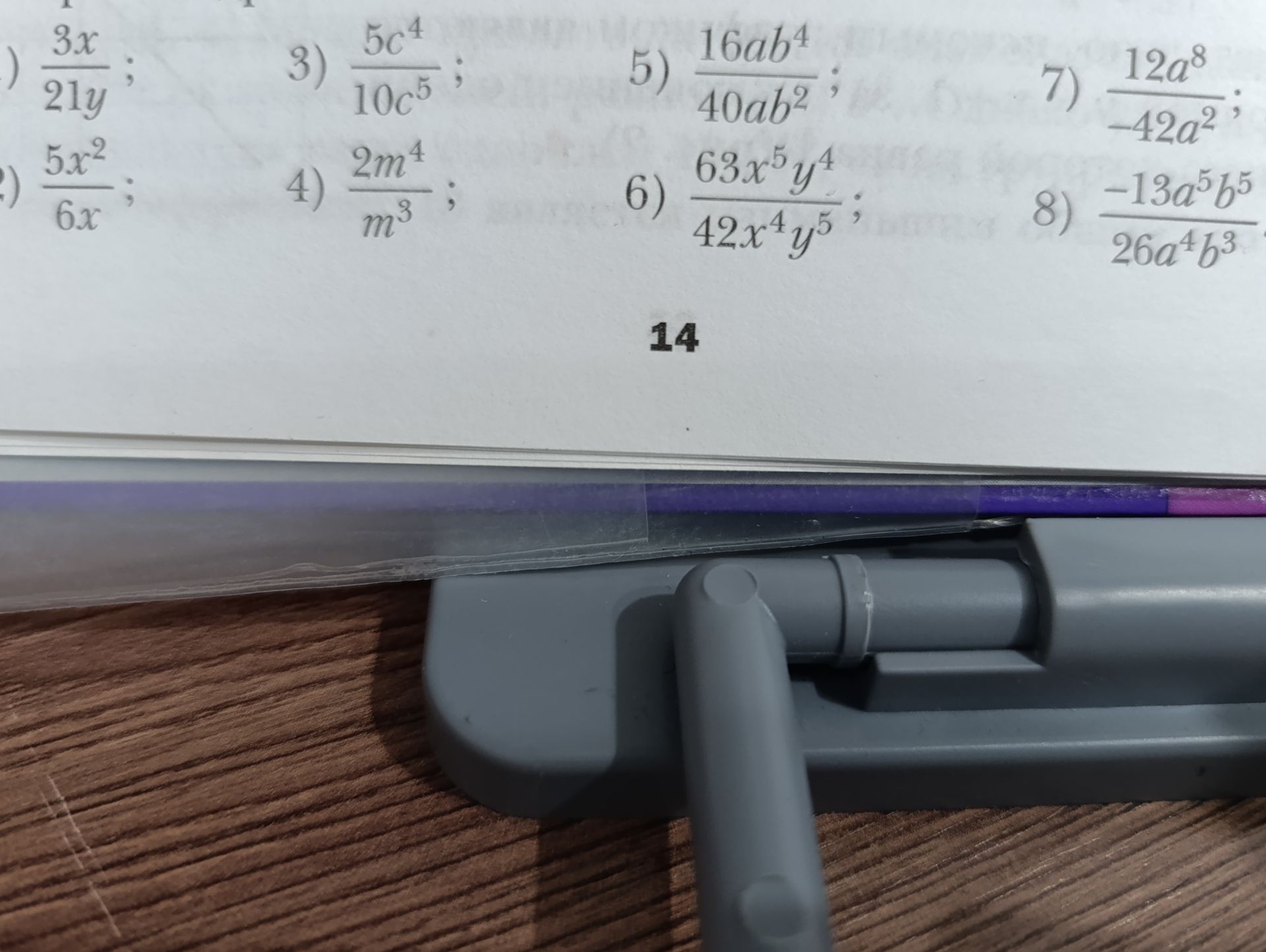 Фото задания: 3) \(\frac{5c^4}{10c^5}\)