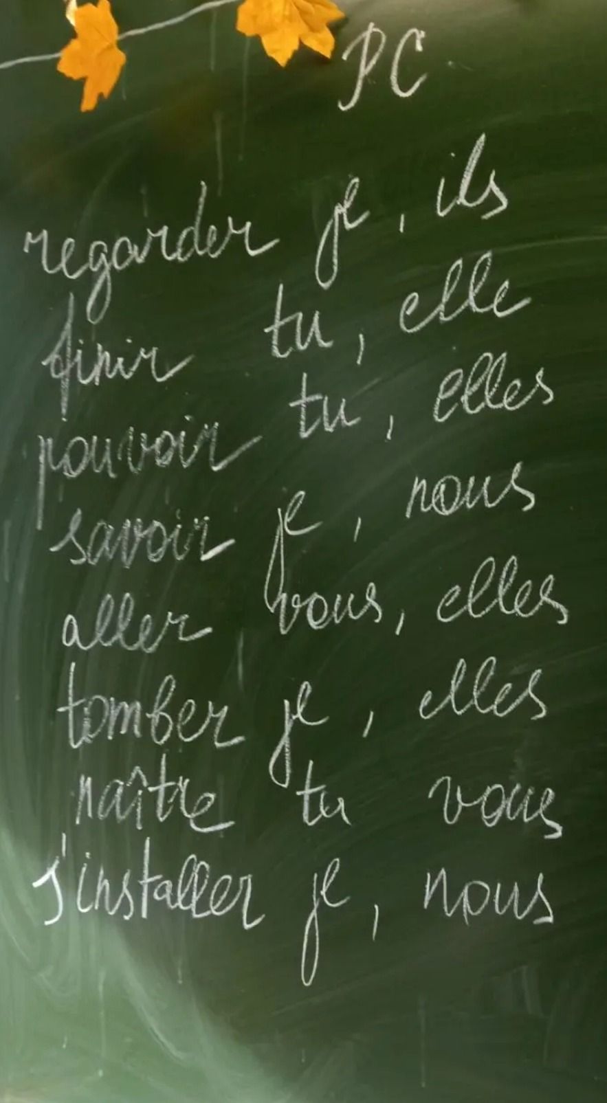 Фото задания: Conjuguez au présent de l’indicatif : regarder — je, vous ; finir — tu, elle ; parvenir — tu, elles ; savoir — je, nous ;…