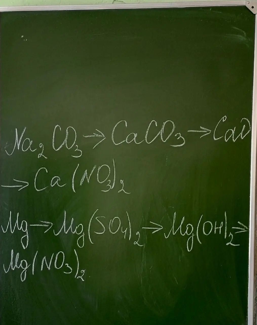 Фото задания: Осуществить превращения: Na₂CO₃ → CaCO₃ → CaO → Ca(NO₃)₂; Mg → MgSO₄ → Mg(OH)₂ → Mg(NO₃)₂.