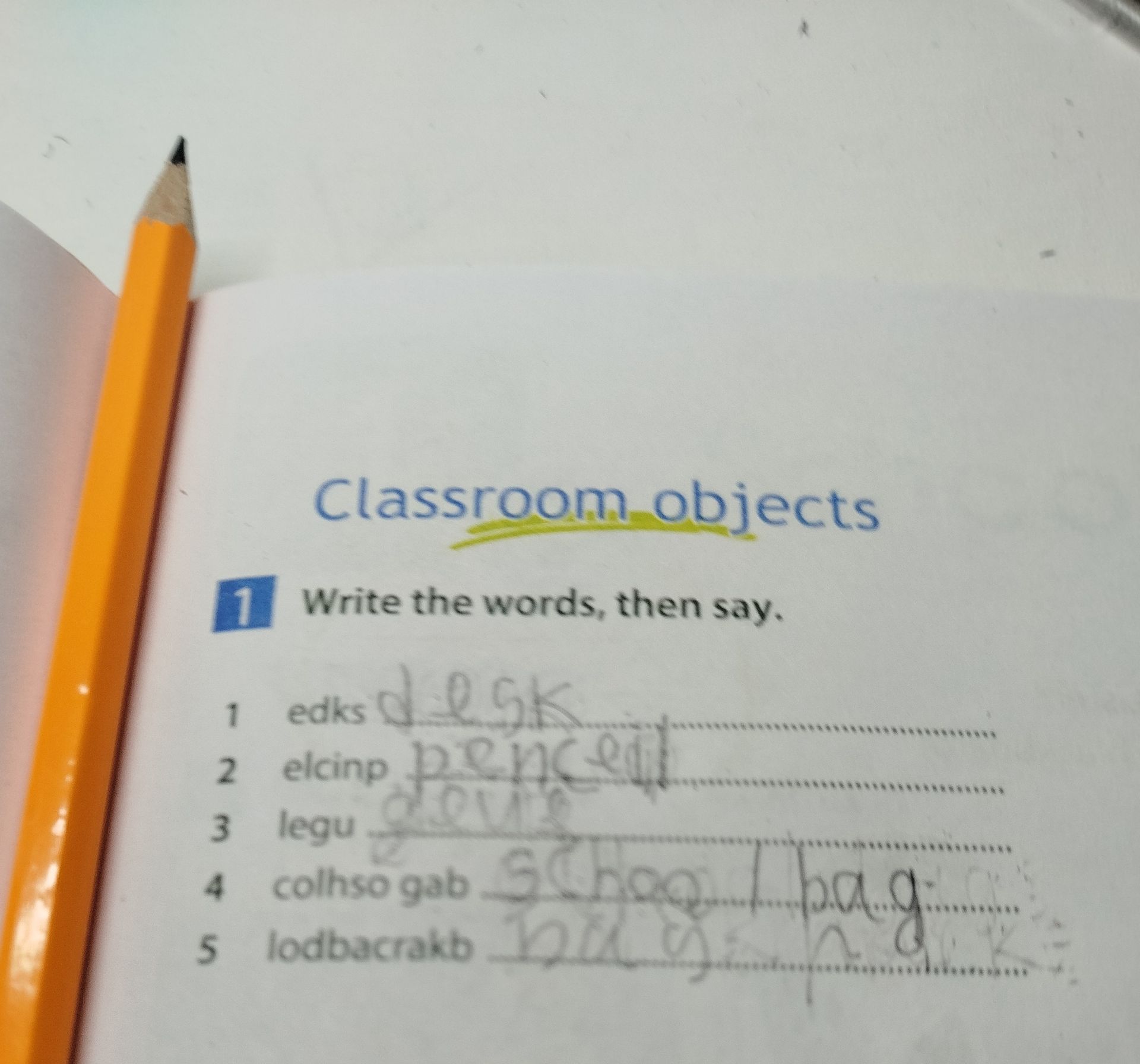 Фото задания: Classroom objects. Write the words, then say. 1 edks 2 elcipn 3 legu 4 colhso gab 5 lodbacraob