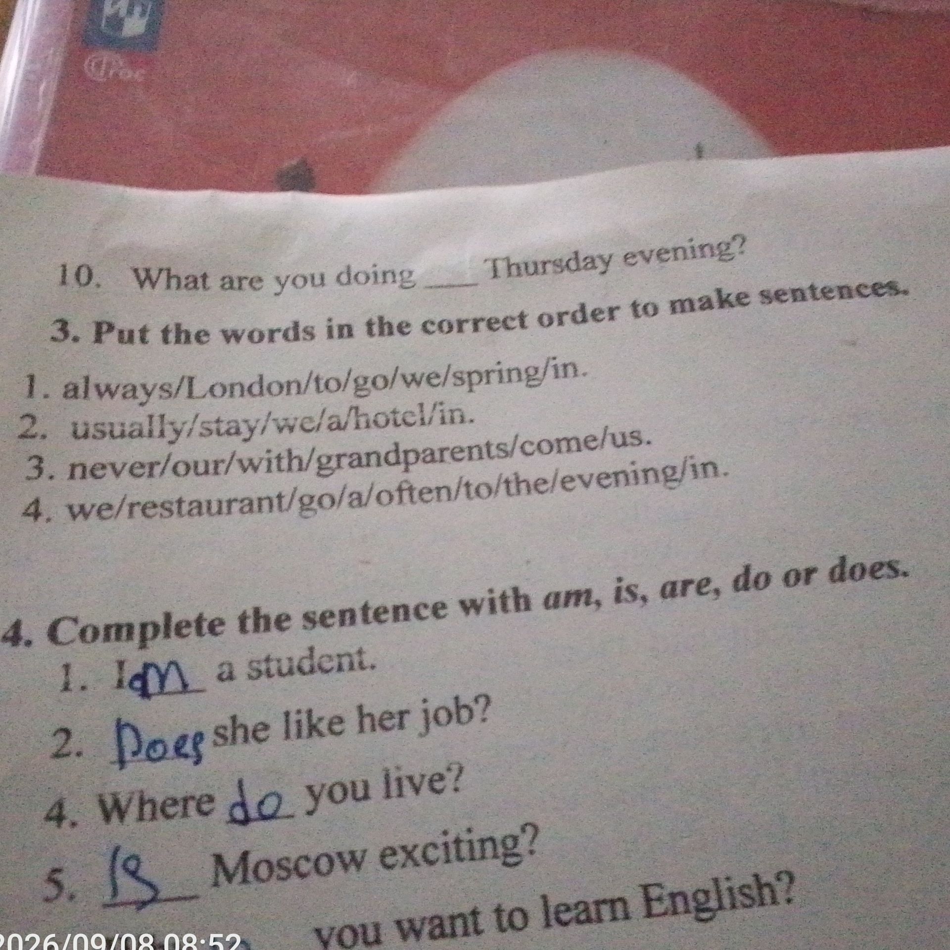 Фото задания: 4. Complete the sentence with am, is, are, do or does. 1. I ___ a student. 2. ___ she like her job? 4. Where ___ you live? 5.…