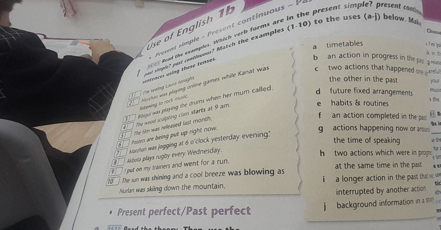 Фото задания: 1. Read the examples. Which verb forms are in the present simple, present continuous, past simple or past continuous? Match…