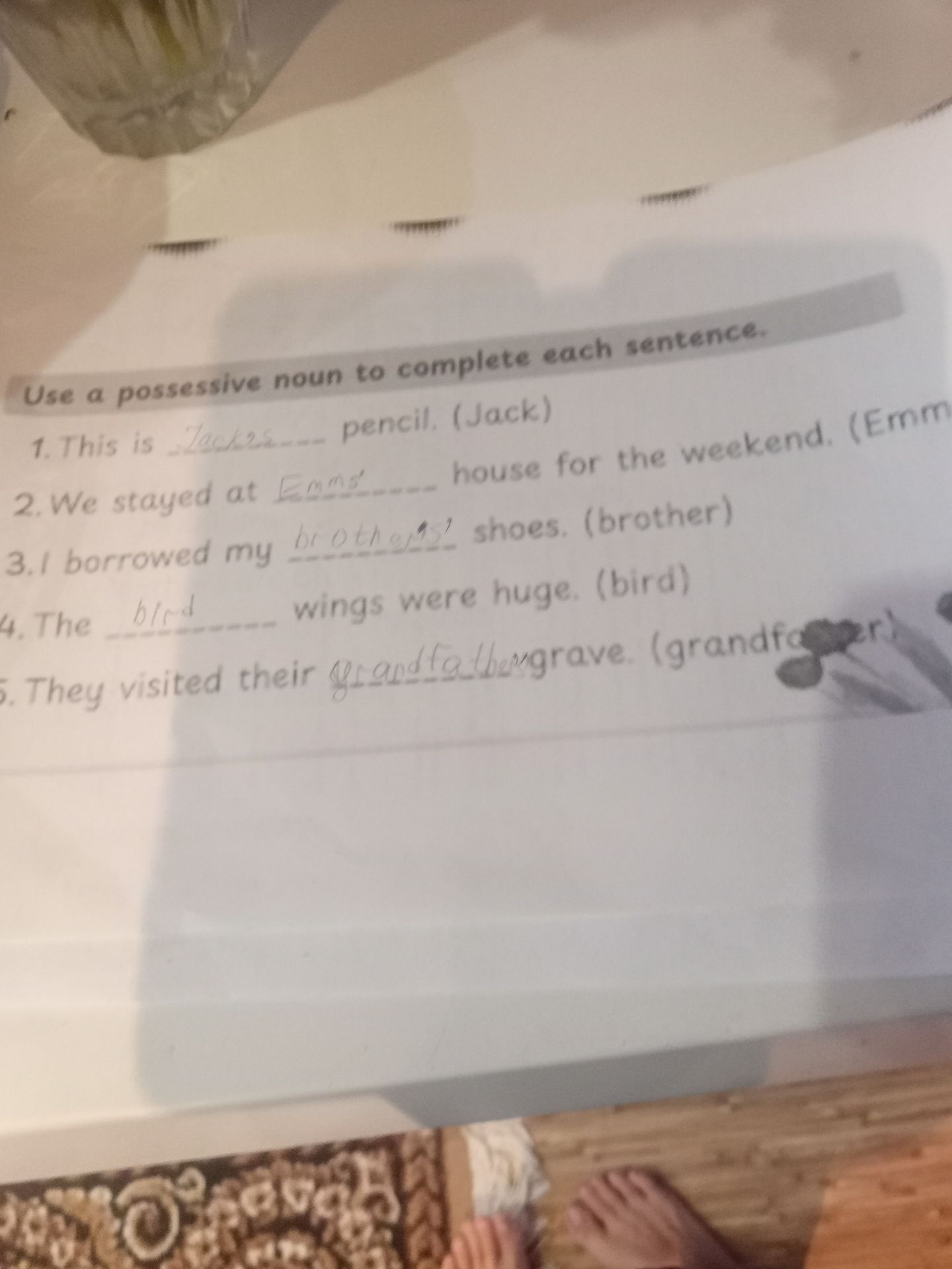 Фото задания: Use a possessive noun to complete each sentence. 2. We stayed at ___ house for the weekend. (Emma)