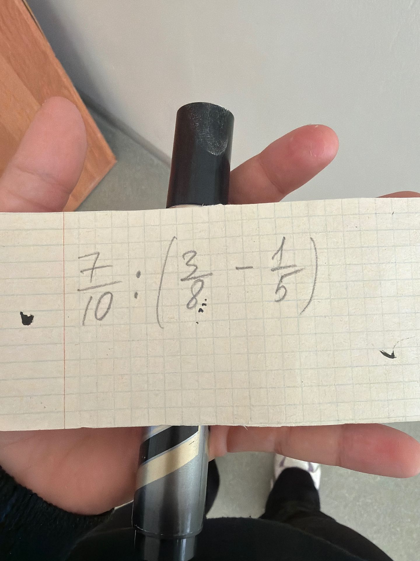 Фото задания: \(\frac{7}{10}\cdot\left(\frac{3}{8}-\frac{1}{5}\right)\)