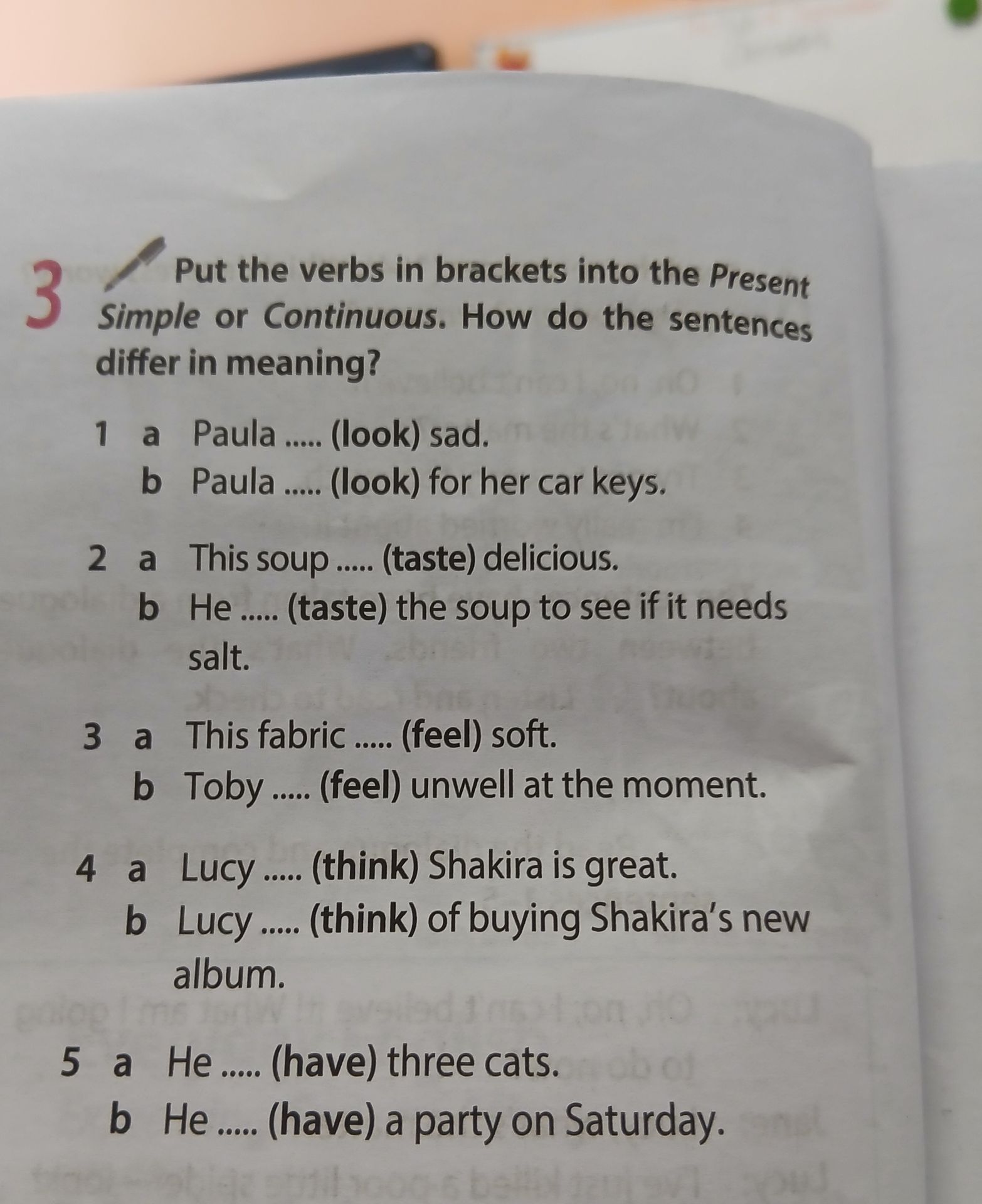 Фото задания: 1. Put the verbs in brackets into the Present Simple or Continuous. How do the sentences differ in meaning? a) Paula…