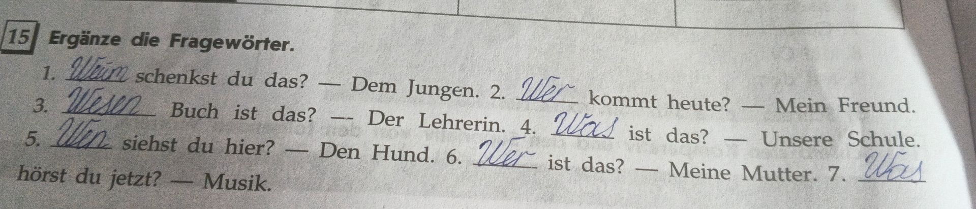 Фото задания: Ergänze die Fragewörter. 1. ___ schenkst du das? — Dem Jungen. 2. ___ kommt heute? — Mein Freund. 3. ___ Buch ist das? —…