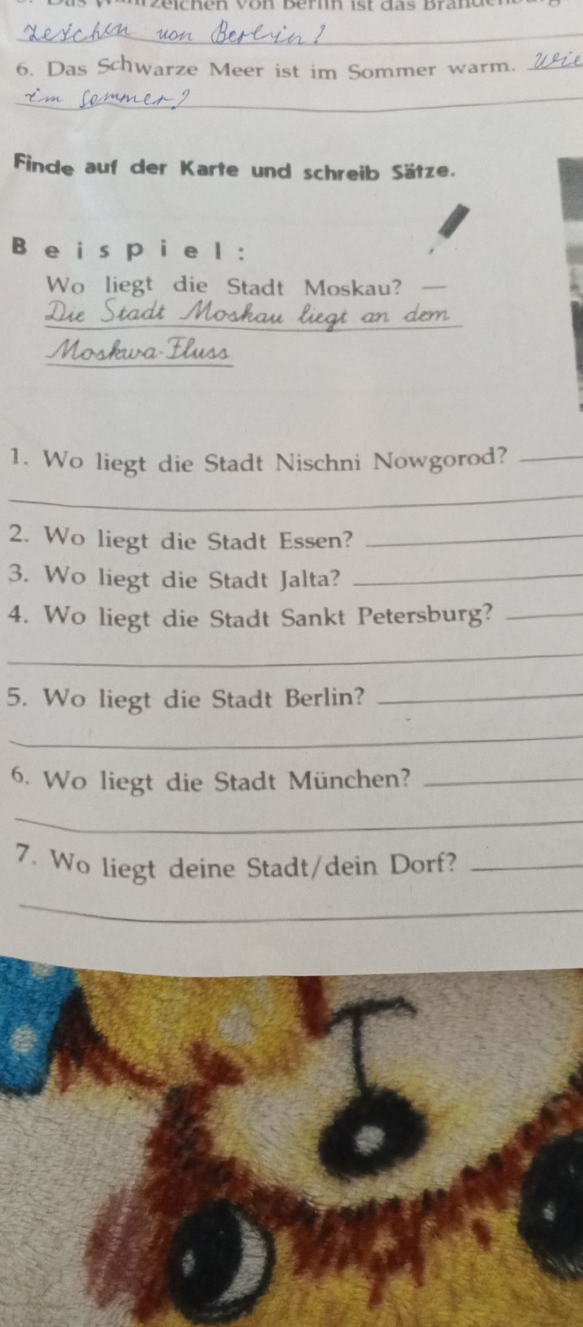 Фото задания: Finde auf der Karte und schreib Sätze. 1. Wo liegt die Stadt Nischni Nowgorod? 2. Wo liegt die Stadt Essen? 3. Wo liegt die…