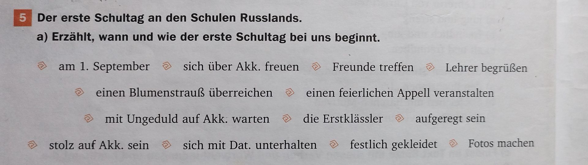 Фото задания: 5. Der erste Schultag an den Schulen Russlands. a) Erzählt, wann und wie der erste Schultag bei uns beginnt.