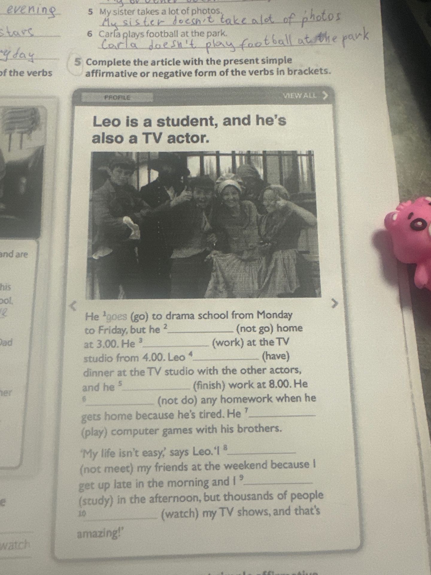 Фото задания: Complete the article with the present simple affirmative or negative form of the verbs in brackets. Leo is a student, and…