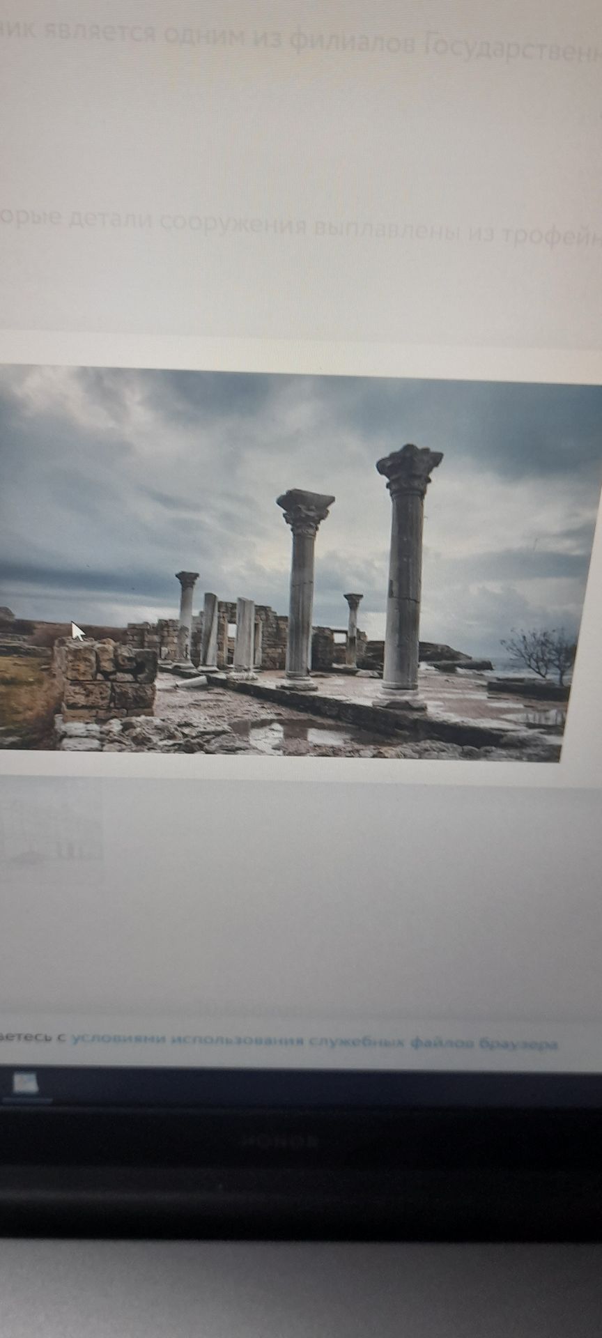 Фото задания: На фотографии изображены античные руины с сохранившимися каменными колоннами и капителями. Определите объект по изображению.