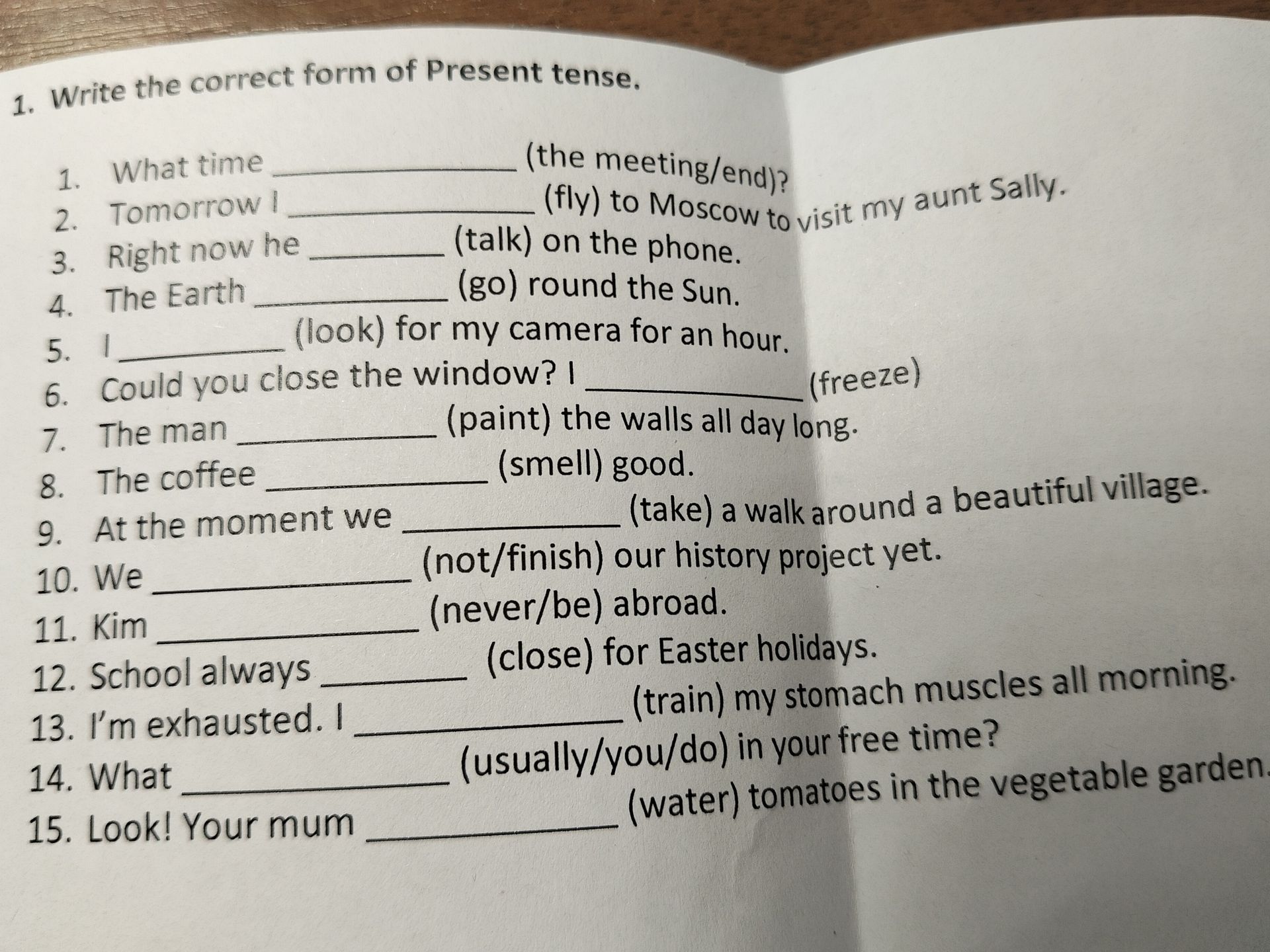 Фото задания: Write the correct form of Present tense. 1. What time ______ (the meeting/end)? 2. Tomorrow I ______ (fly) to Moscow to visit…