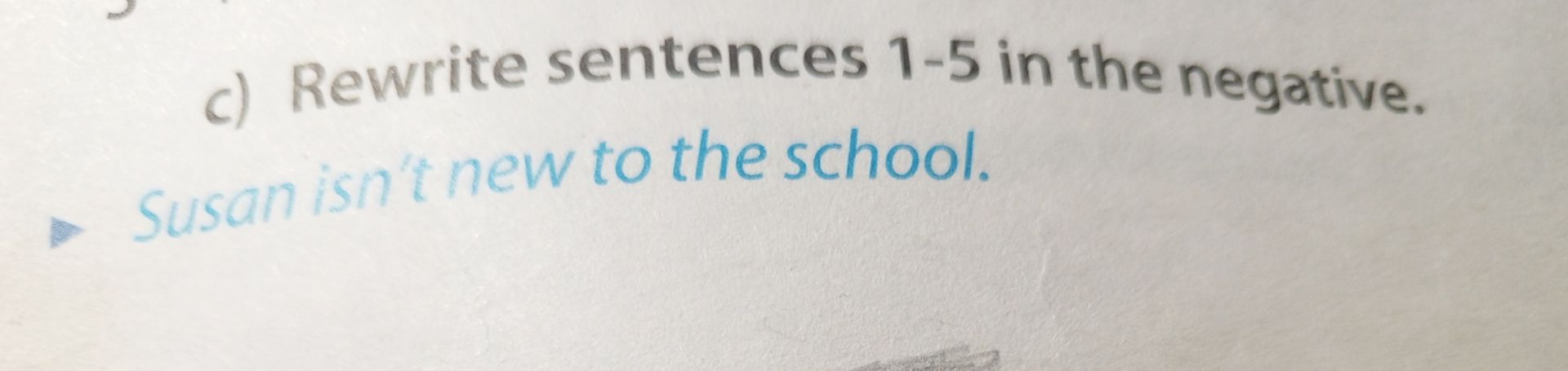 Фото задания: Rewrite sentences 1–5 in the negative. Susan isn't new to the school.