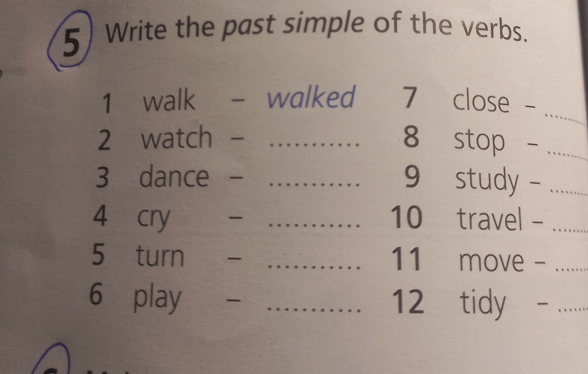 Фото задания: Write the past simple of the verbs. 1 walk – walked 2 watch – 3 dance – 4 cry – 5 turn – 6 play – 7 close – 8 stop – 9…