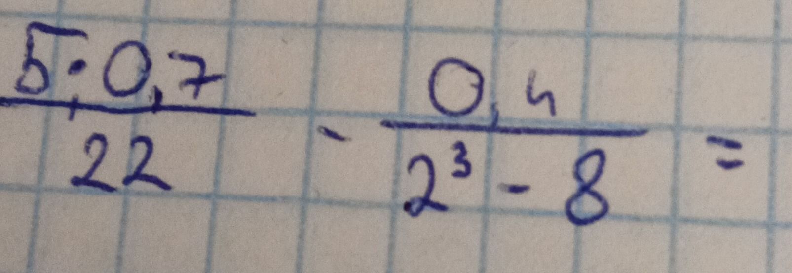 Фото задания: \(\dfrac{5-0,7}{22}-\dfrac{0,4}{2^3-8}\)