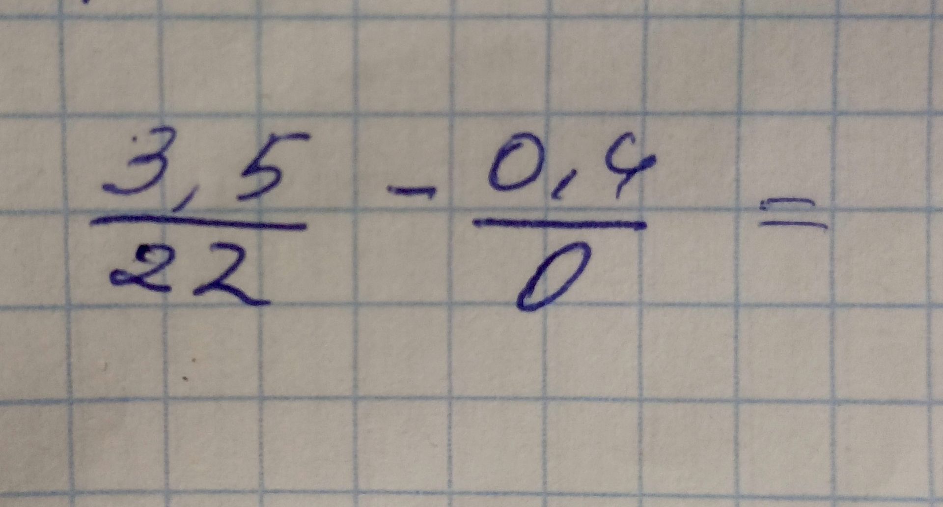 Фото задания: \(\frac{3,5}{22}-\frac{0,9}{0}=\ ?\)