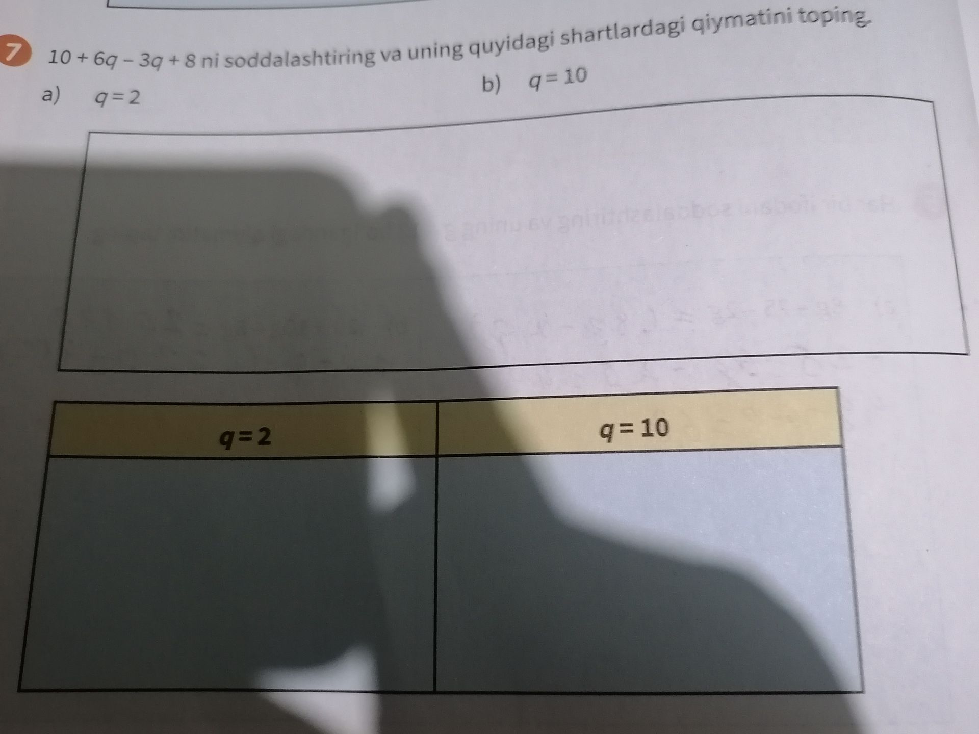 Фото задания: 10 + 6q − 3q + 8 ni soddalashtiring va uning quyidagi shartlardagi qiymatini toping: a) q = 2; b) q = 10.