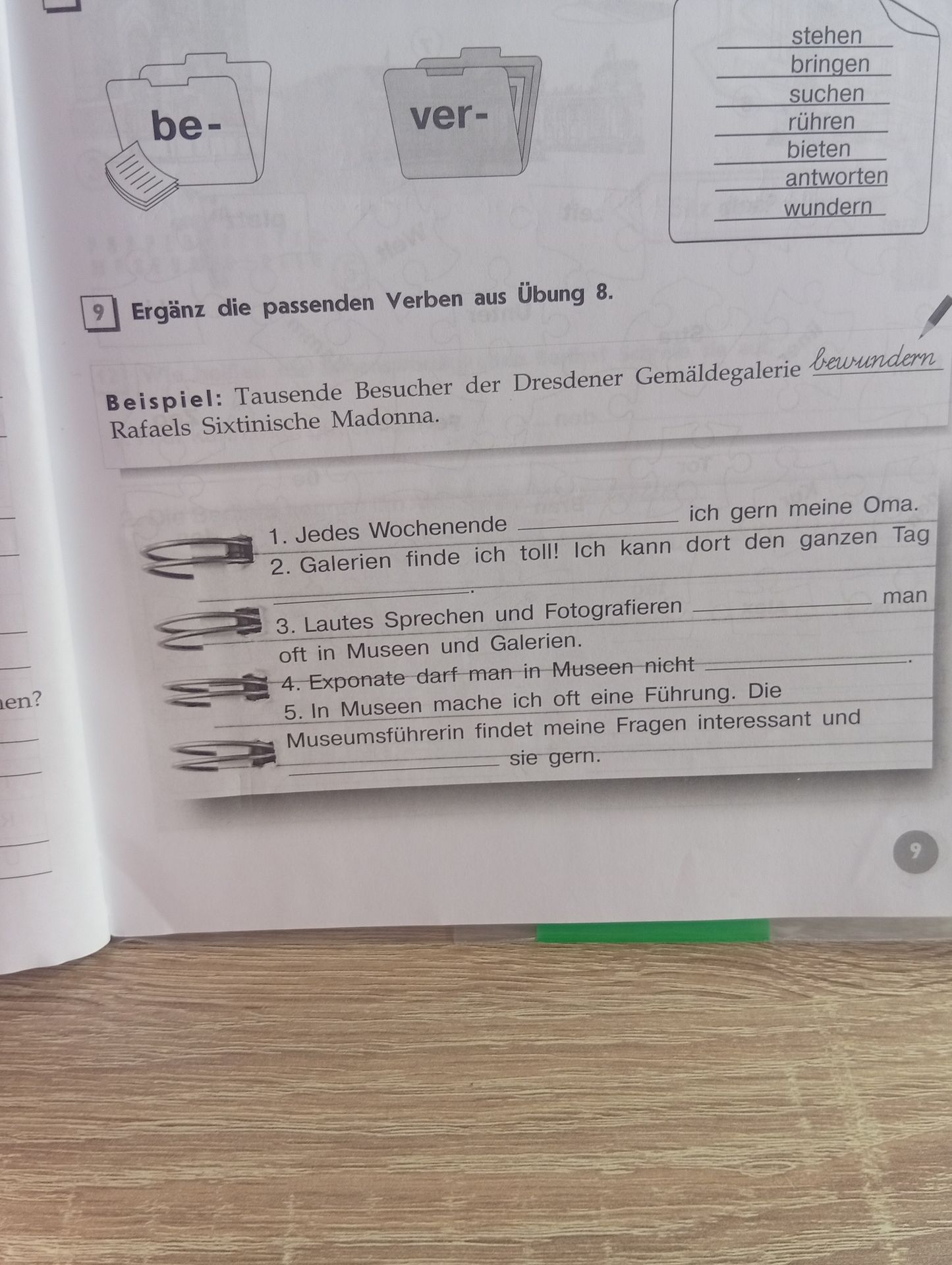 Фото задания: Ergänz die passenden Verben aus Übung 8. 1. Jedes Wochenende ______ ich gern meine Oma. 2. Galerien finde ich toll! Ich…