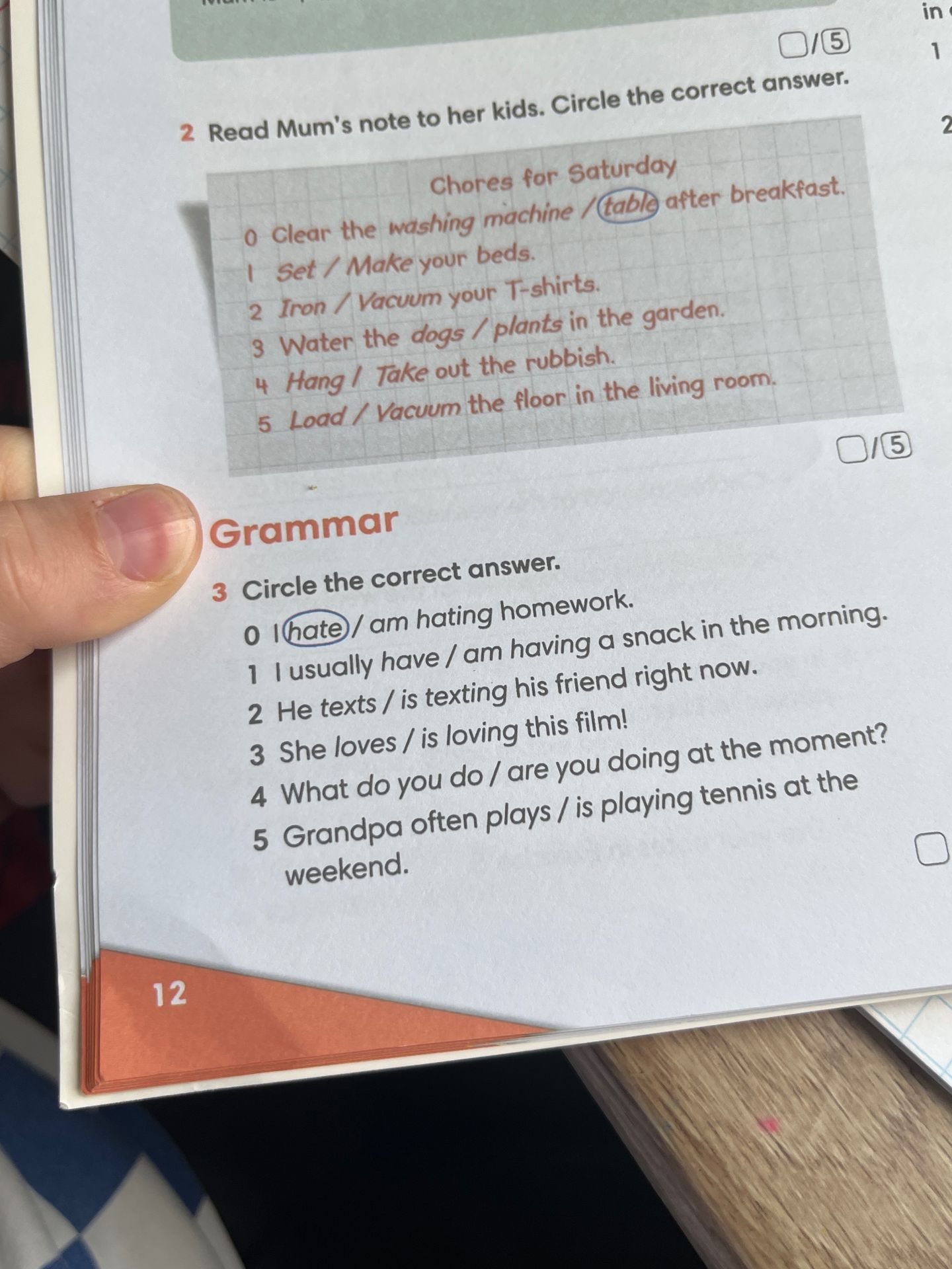Фото задания: 2. Read Mum’s note to her kids. Circle the correct answer. Chores for Saturday: 0 Clear the washing machine / table after…