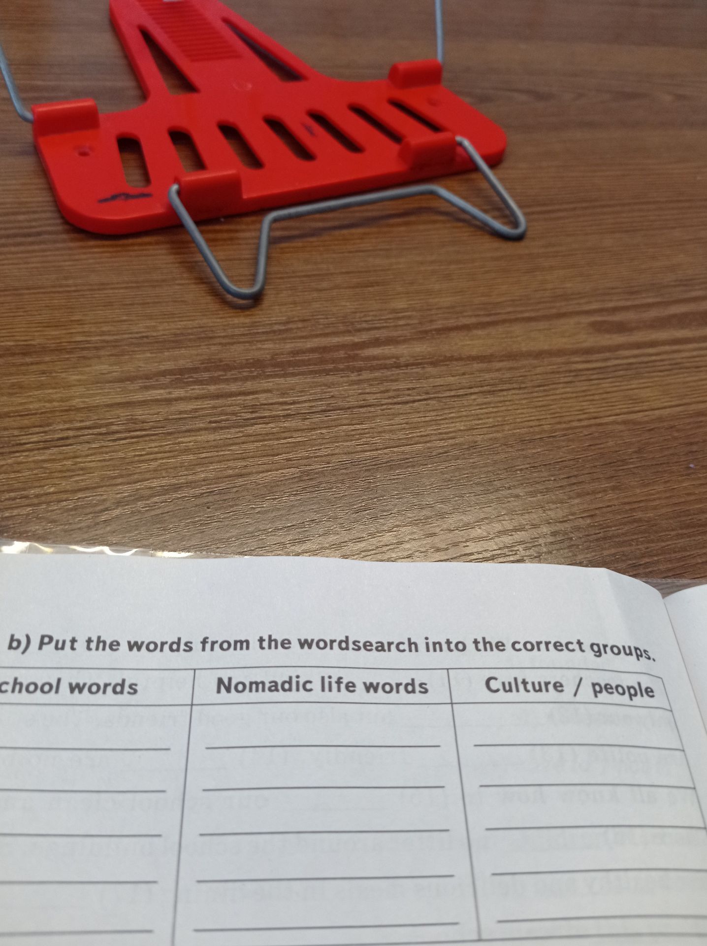 Фото задания: b) Put the words from the wordsearch into the correct groups.