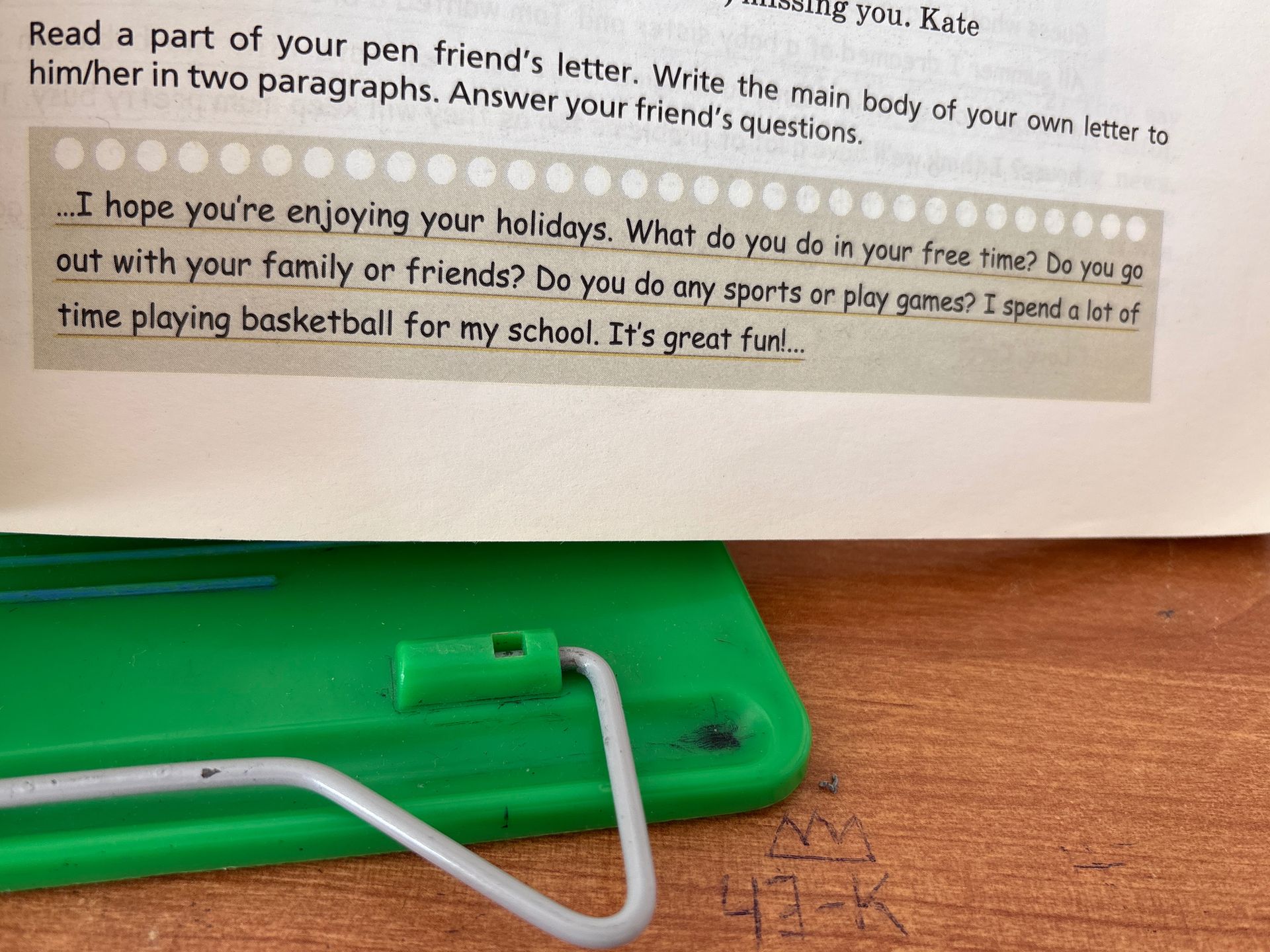 Фото задания: Read a part of your pen friend’s letter. Write the main body of your own letter to him/her in two paragraphs. Answer your…