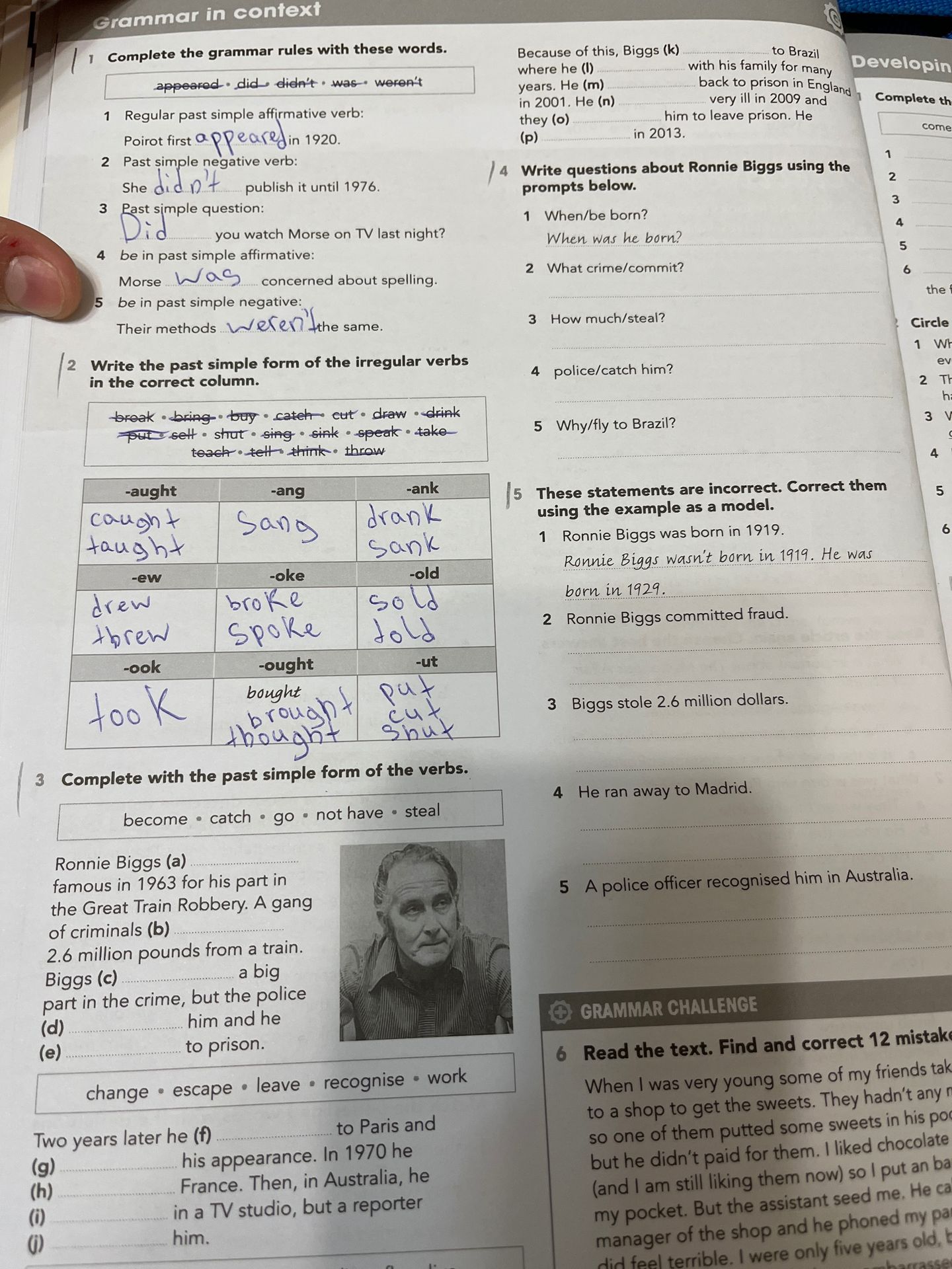 Фото задания: 3 Complete with the past simple form of the verbs. Ronnie Biggs (a) ___ famous in 1963 for his part in the Great Train…