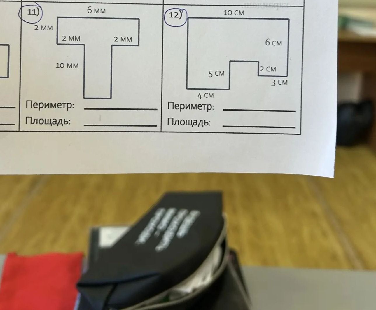 Фото задания: 12) Найди периметр и площадь фигуры. Размеры: верхняя сторона — 10 см, правая вертикальная сторона — 6 см, вертикальная…