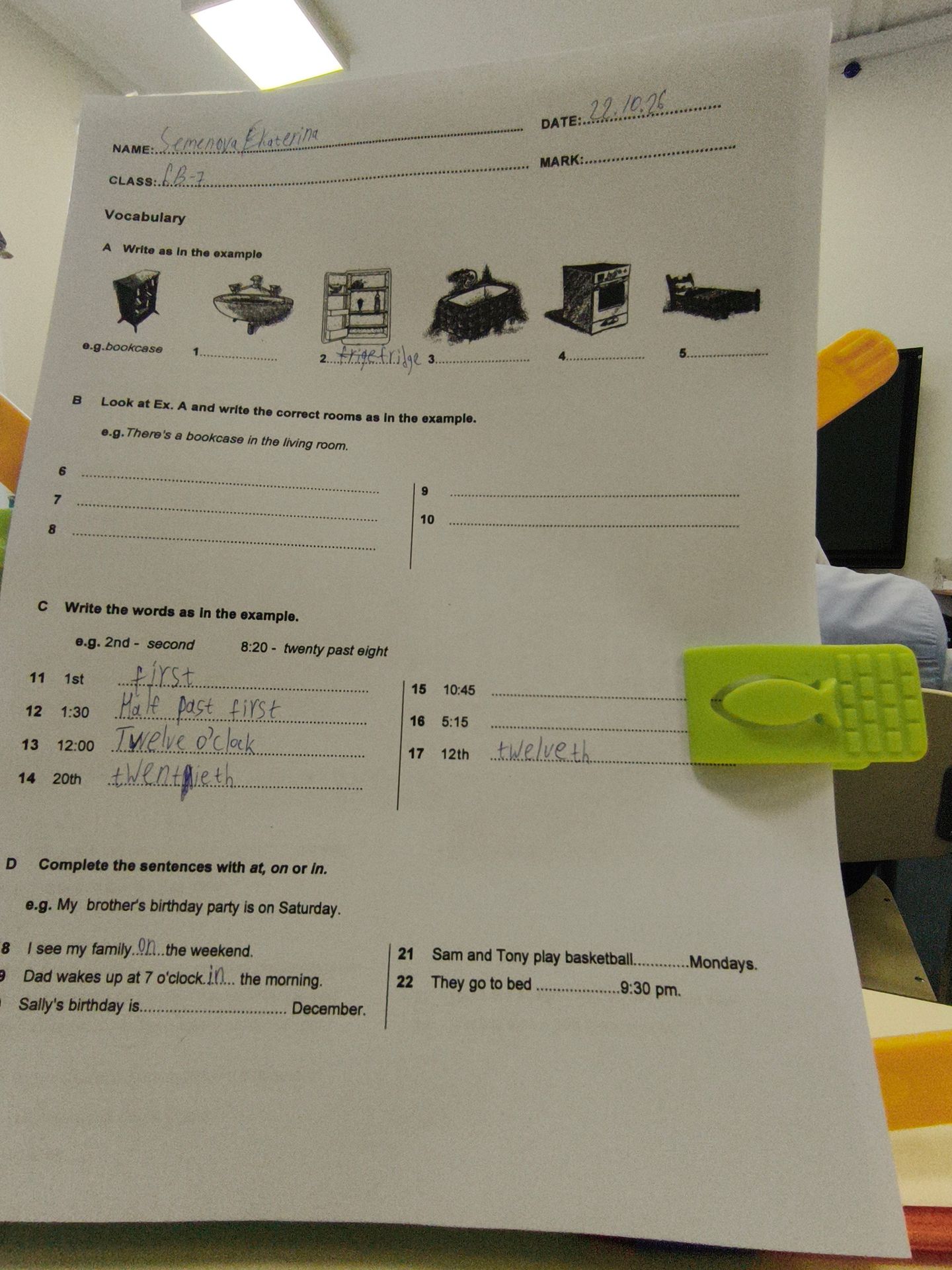 Фото задания: A. Write as in the example. e.g. bookcase. 1–5: name the objects shown.