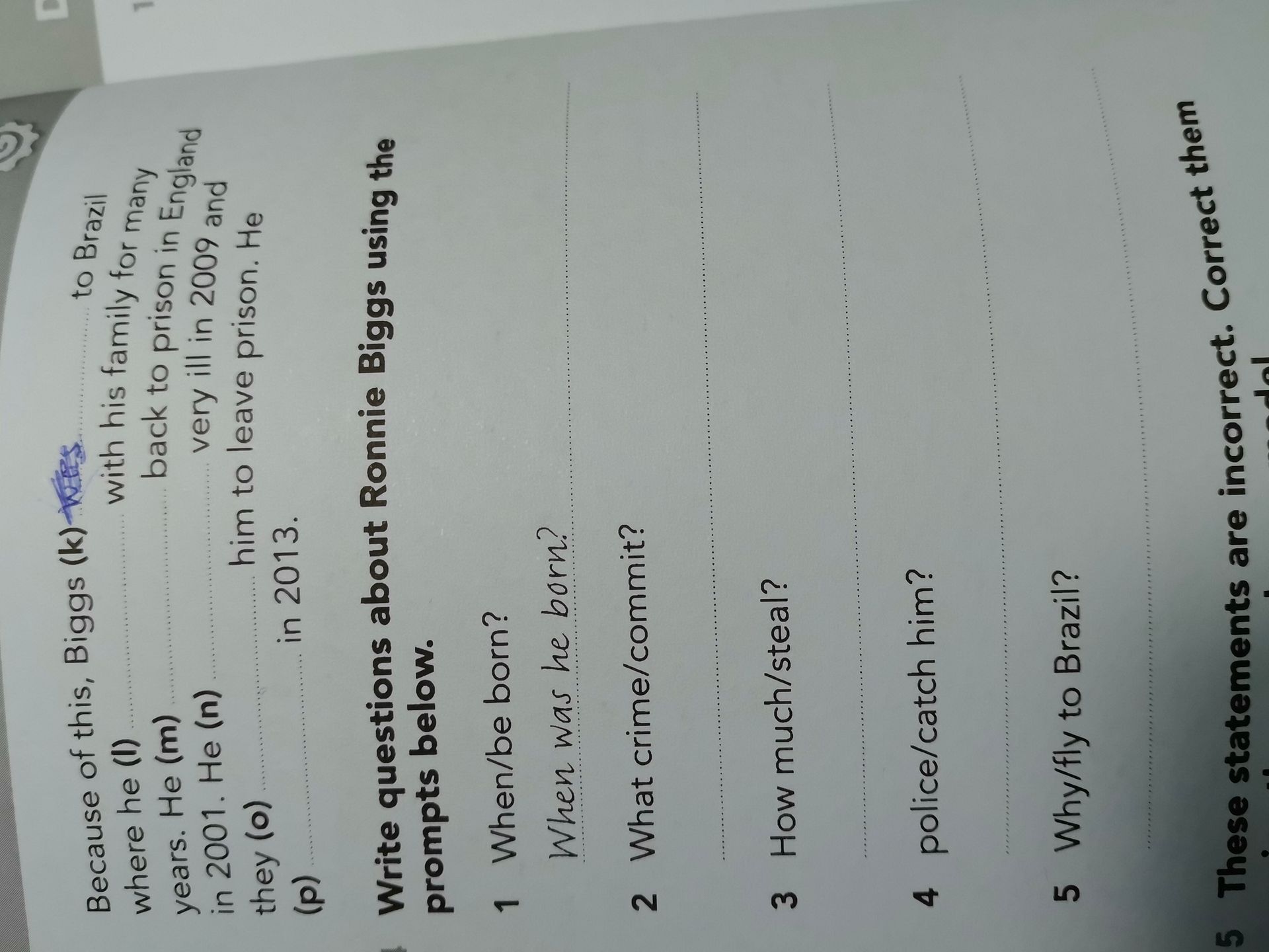 Фото задания: Write questions about Ronnie Biggs using the prompts below. 1 When/be born? 2 What crime/commit? 3 How much/steal? 4…