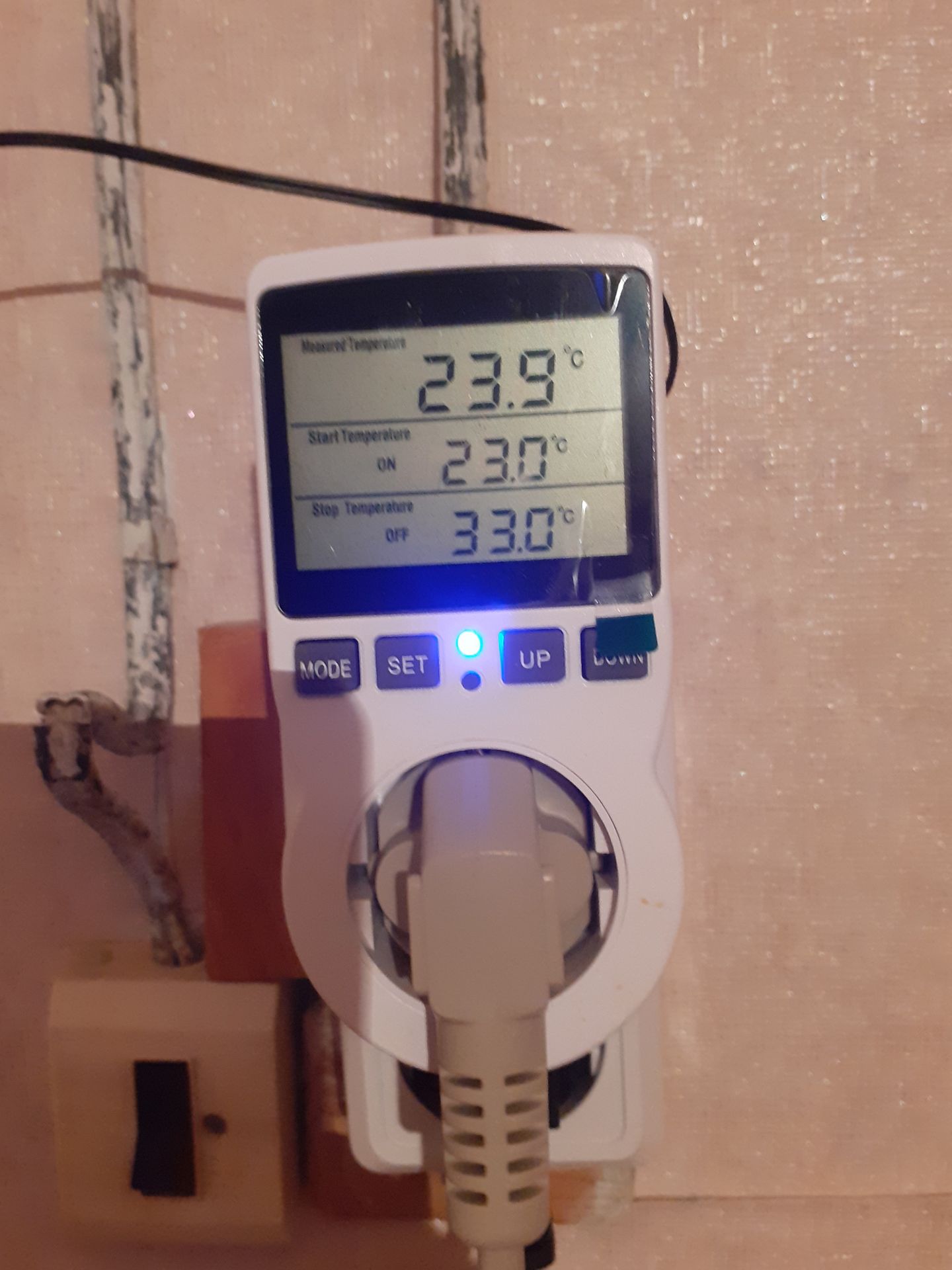 Фото задания: На терморегуляторе отображаются текущая температура 23,9 °C, температура включения 23,0 °C и температура отключения 33,0…