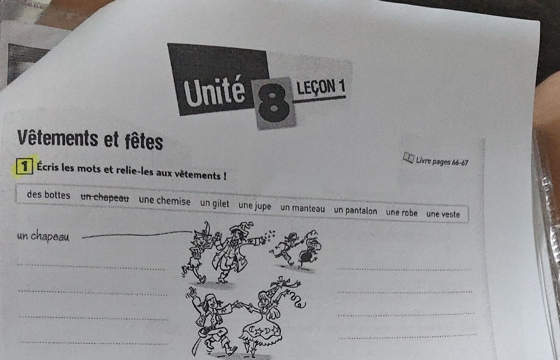 Фото задания: 1. Écris les mots et relie-les aux vêtements ! Mots proposés : des bottes, un chapeau, une chemise, un gilet, une jupe, un…
