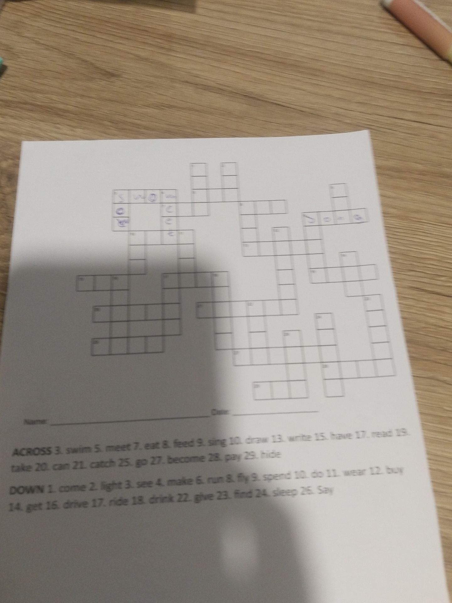 Фото задания: Complete the crossword with the past simple forms of the verbs. ACROSS: 3. swim; 5. meet; 7. eat; 8. feed; 9. sing; 10. draw;…