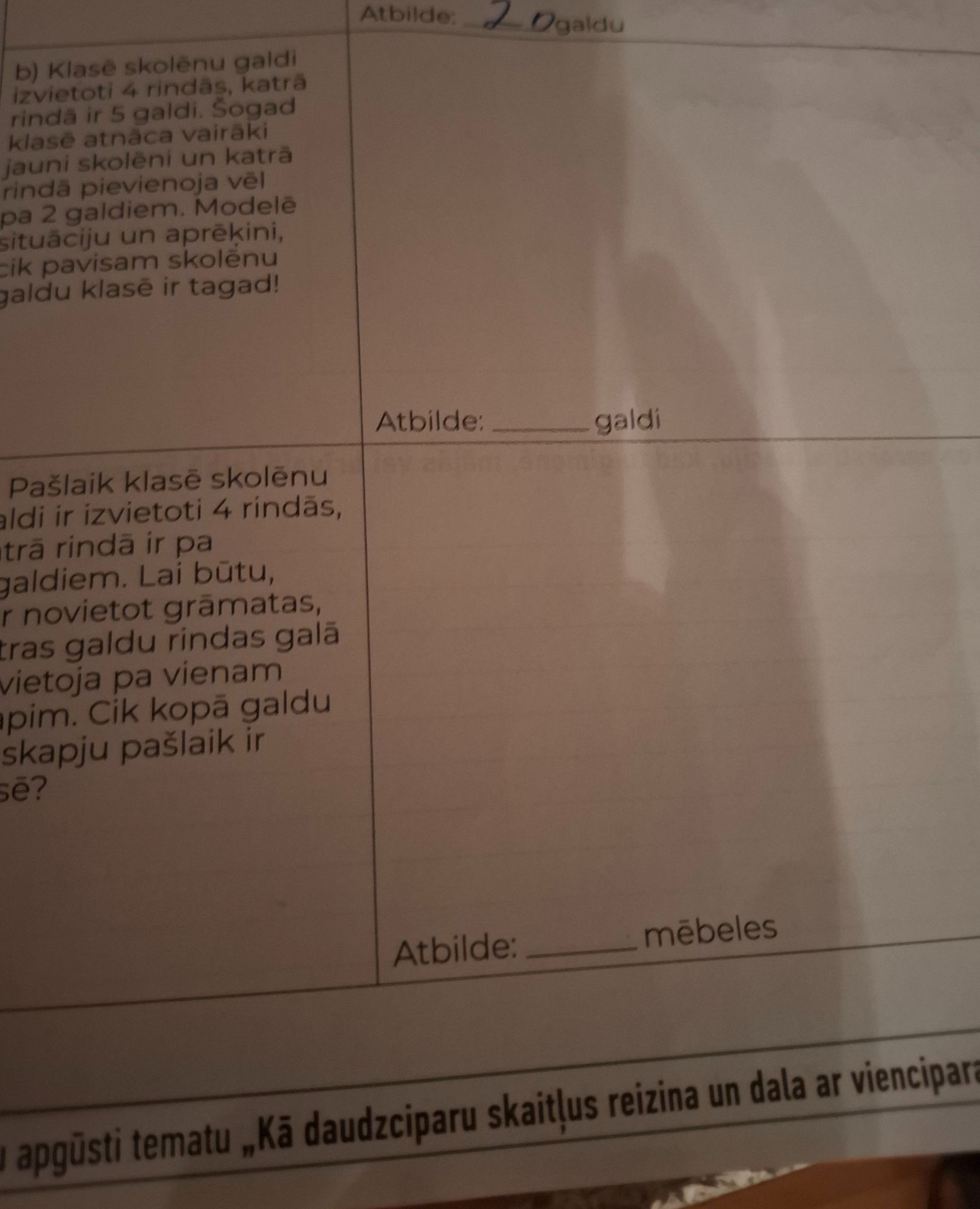 Фото задания: b) Klasē skolēnu galdi izvietoti 4 rindās, katrā rindā ir 5 galdi. Šogad klasē atnāca vairāki jauni skolēni un katrā rindā…