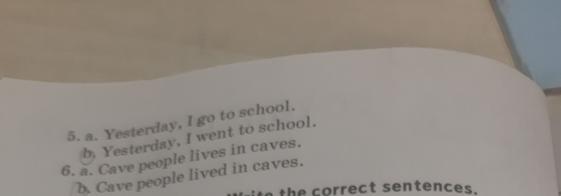 Фото задания: 5. a. Yesterday, I go to school. b. Yesterday, I went to school.