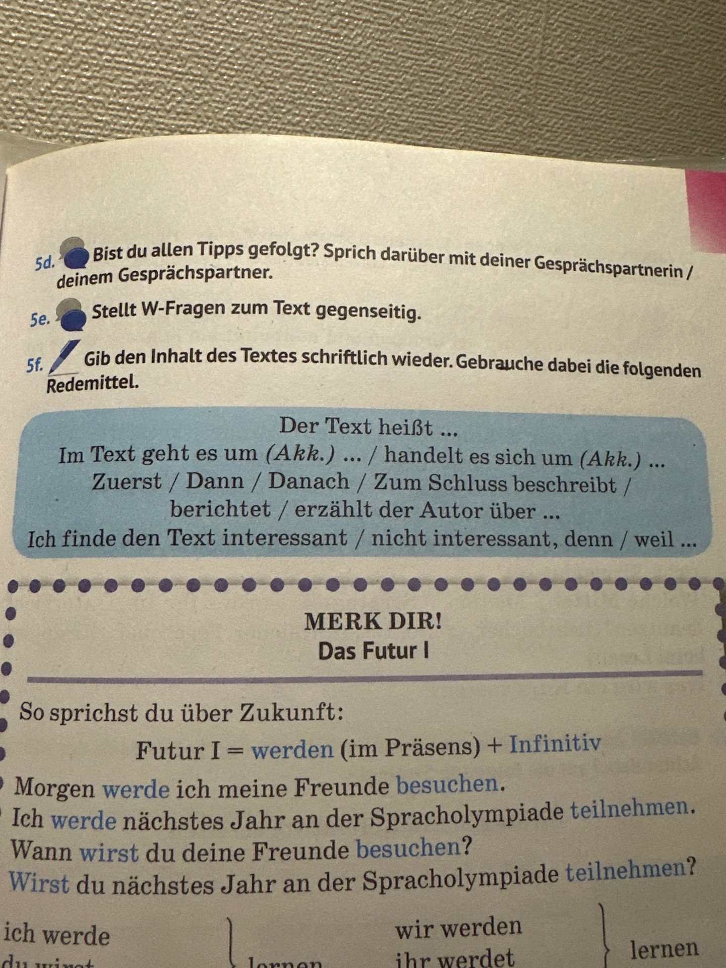 Фото задания: 5e. Stellt W-Fragen zum Text gegenseitig.