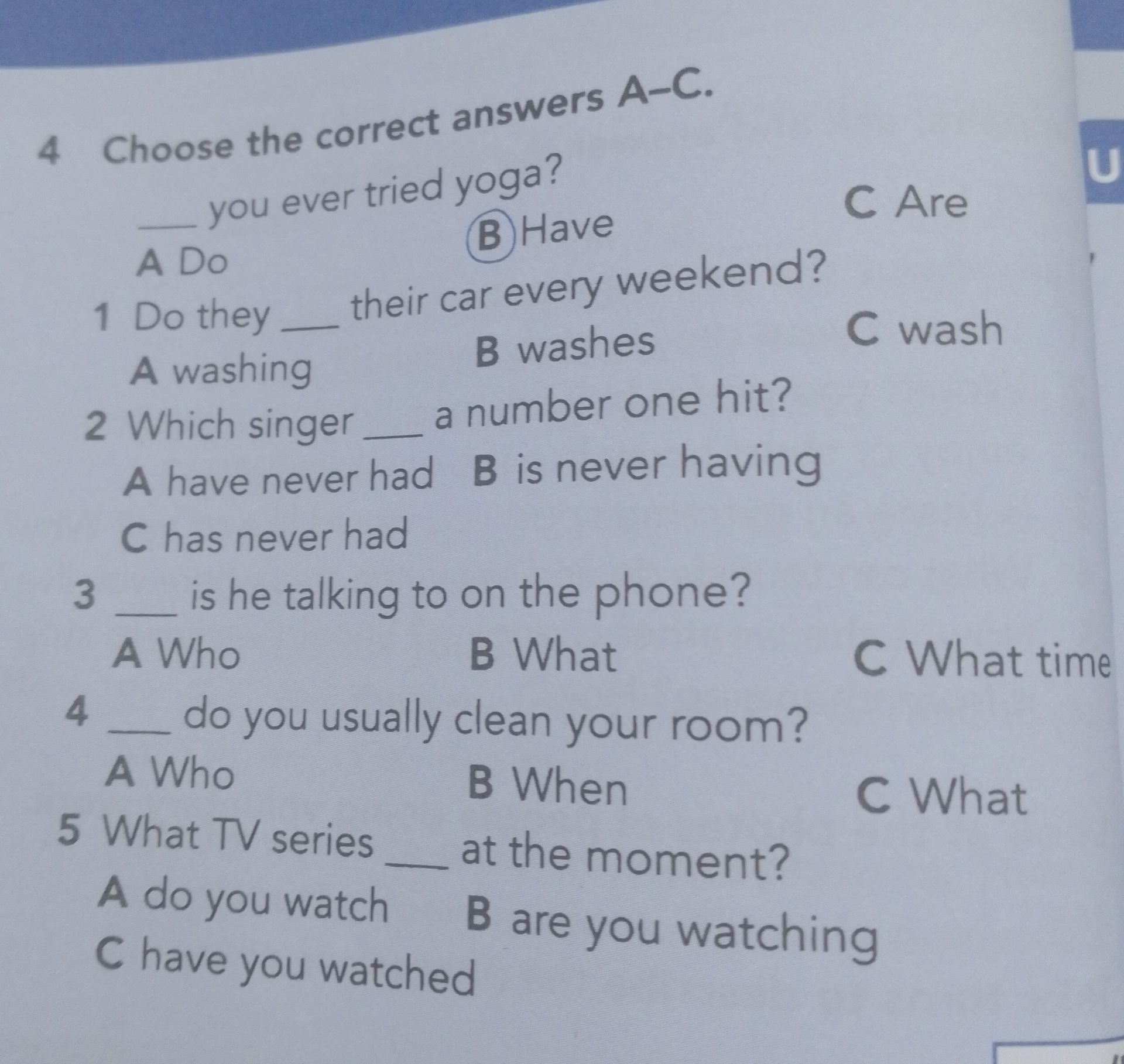 Фото задания: 4 Choose the correct answers A–C. 1 Do they ___ their car every weekend? A washing B washes C wash. 2 Which singer ___ a…