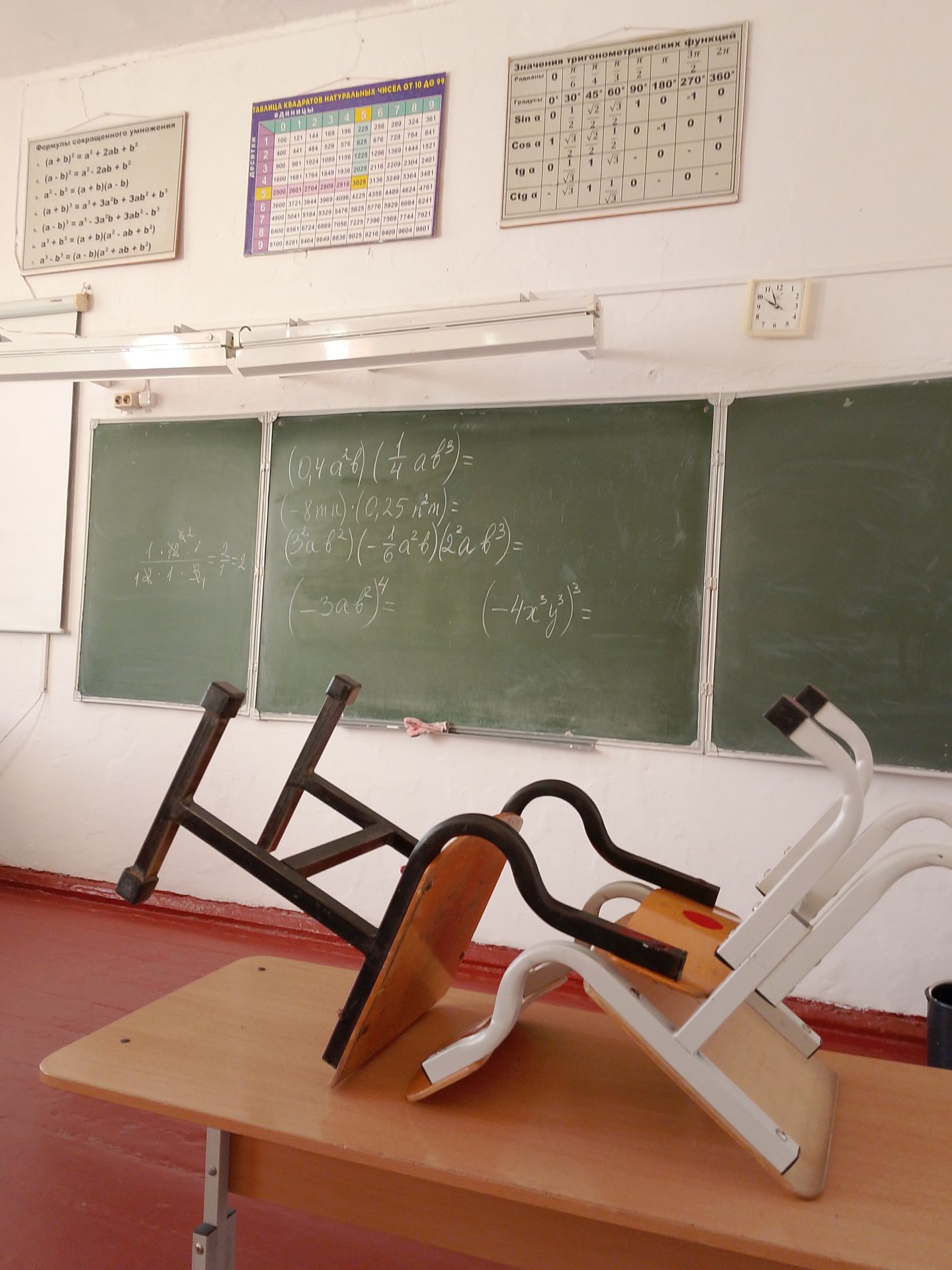 Фото задания: Упростите выражения: (0,4a²b)(¼ab³); (−8mn)(0,25n²m); (3a²b²)(−⅙a²b)(2a²b³); (−3ab²)⁴; (−4x³y³)³.