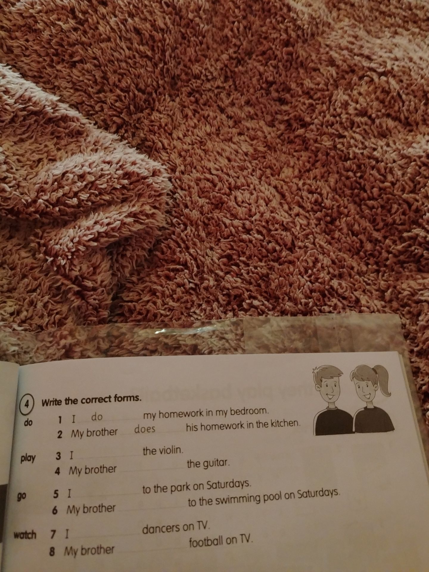 Фото задания: 4. Write the correct forms. do: 1 I ___ my homework in my bedroom. 2 My brother ___ his homework in the kitchen. play: 3 I…