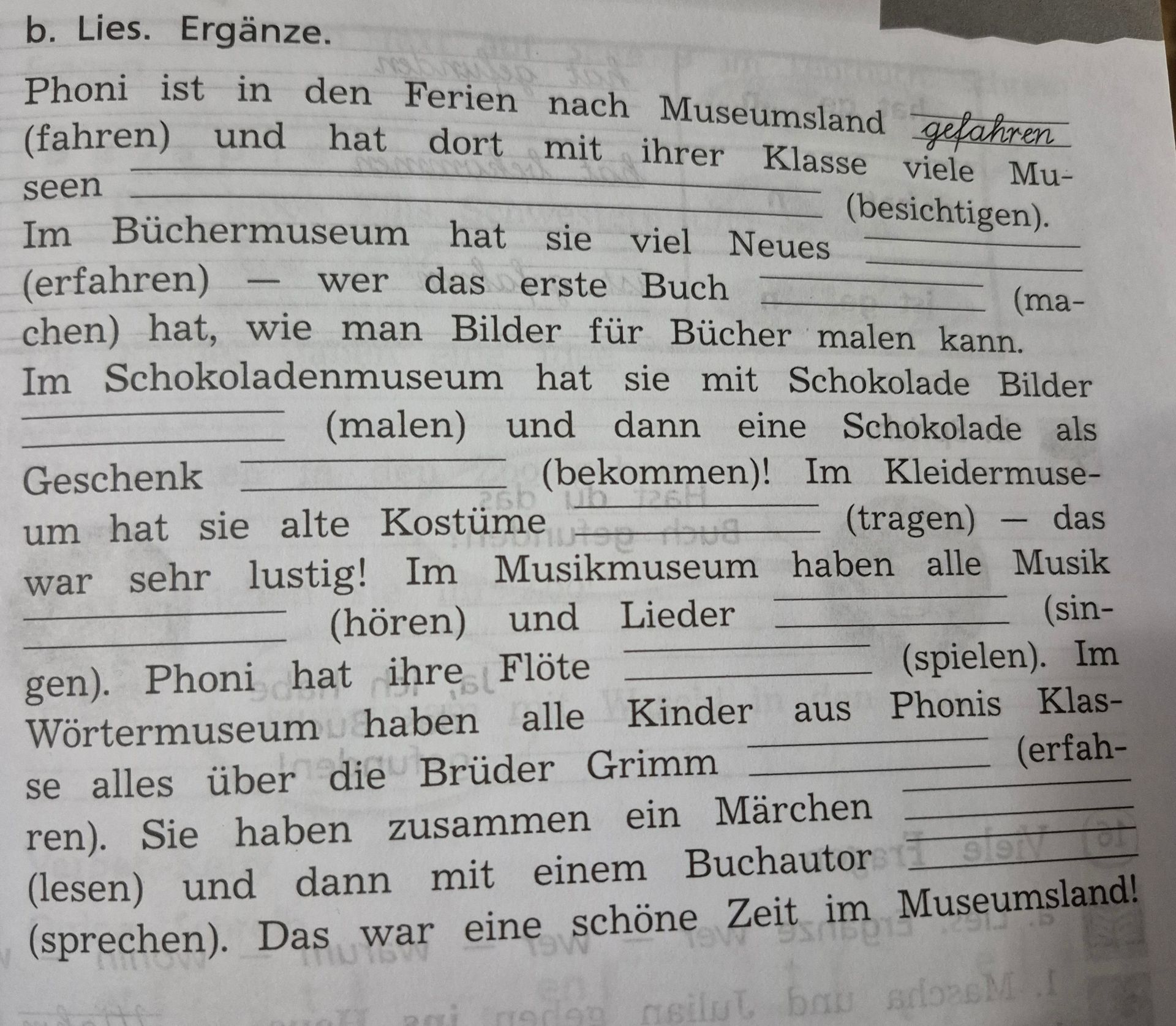 Фото задания: b. Lies. Ergänze. Phoni ist in den Ferien nach Museumsland gefahren und hat dort mit ihrer Klasse viele Museen (besichtigen).…