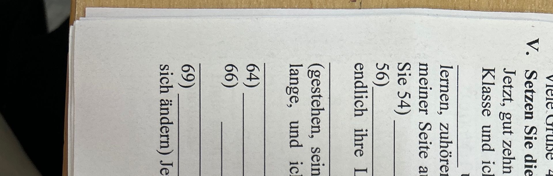 Фото задания: V. Setzen Sie die [Anweisung am Bildrand abgeschnitten]. Jetzt, gut zehn [Text abgeschnitten] Klasse und ich [Text…