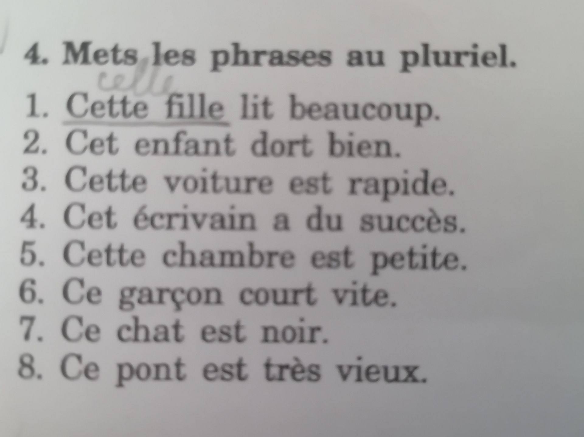 Фото задания: 4. Mets les phrases au pluriel. 1. Cette fille lit beaucoup. 2. Cet enfant dort bien. 3. Cette voiture est rapide. 4. Cet…