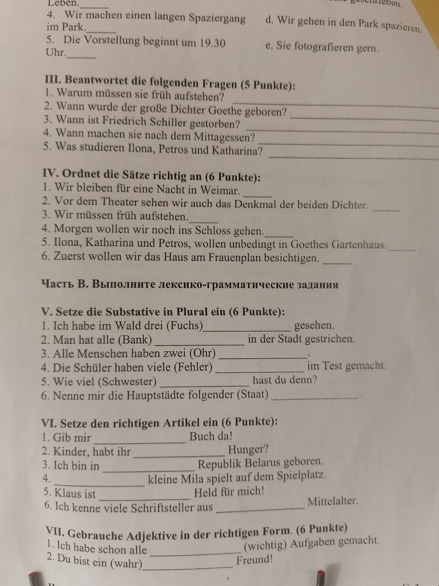 Фото задания: IV. Ordnet die Sätze richtig an (6 Punkte): 1. Wir bleiben für eine Nacht in Weimar. 2. Vor dem Theater sehen wir auch das…