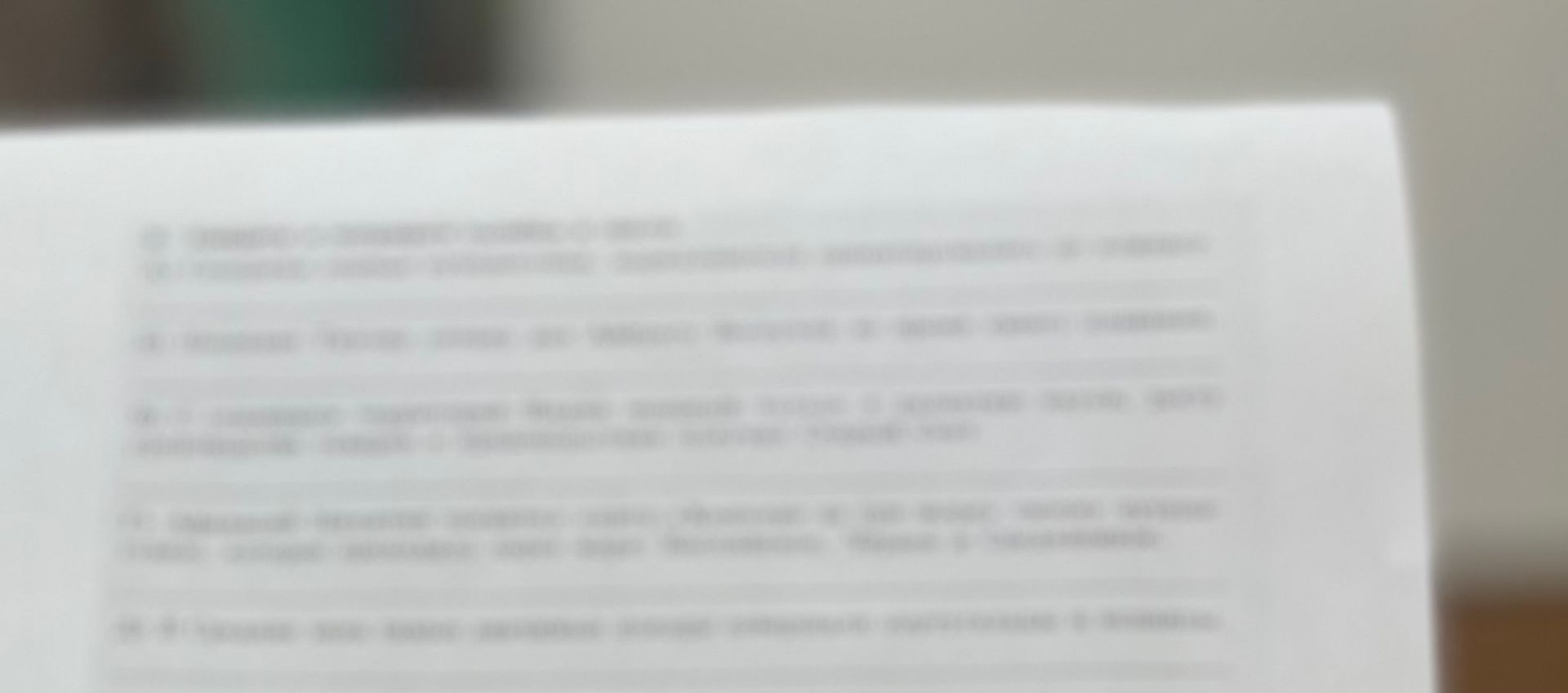 Фото задания: На изображении — страница с несколькими заданиями, но текст неразборчив из-за сильного размытия.